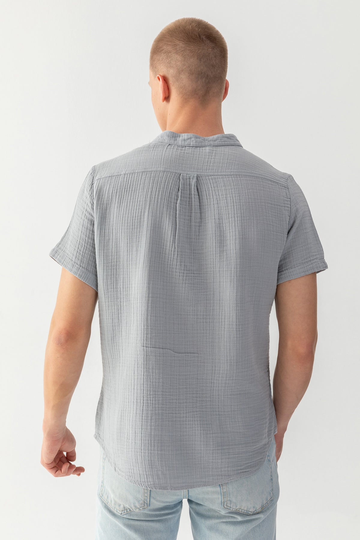 Erkek Gri %100 Pamuk Hakim Yaka Kısa Kollu Regular Fit Müslin Tişort