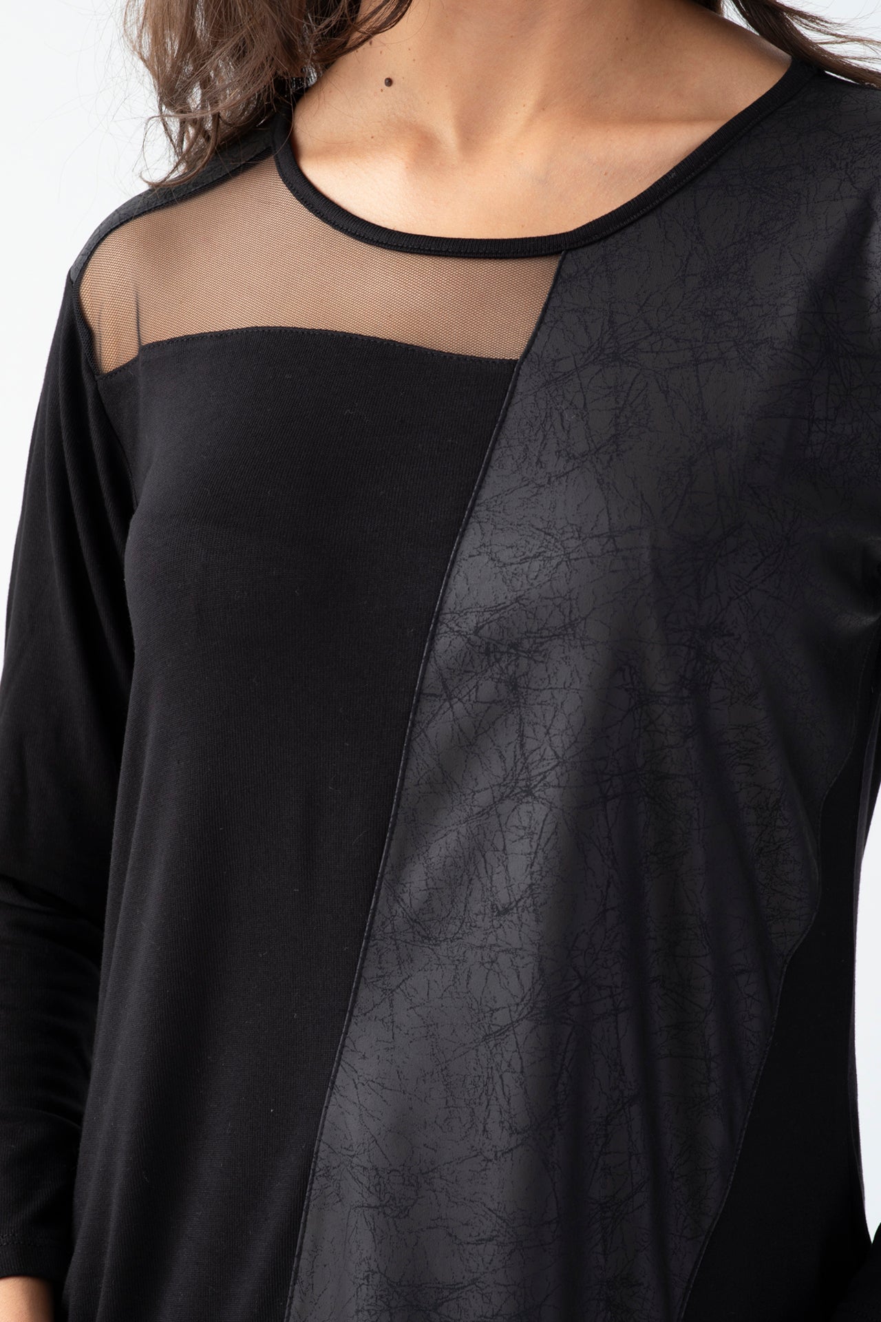 Kadın Siyah Yaksı Tül Detaylı Önü Suni Derili Eteği Aimetrik Bluz