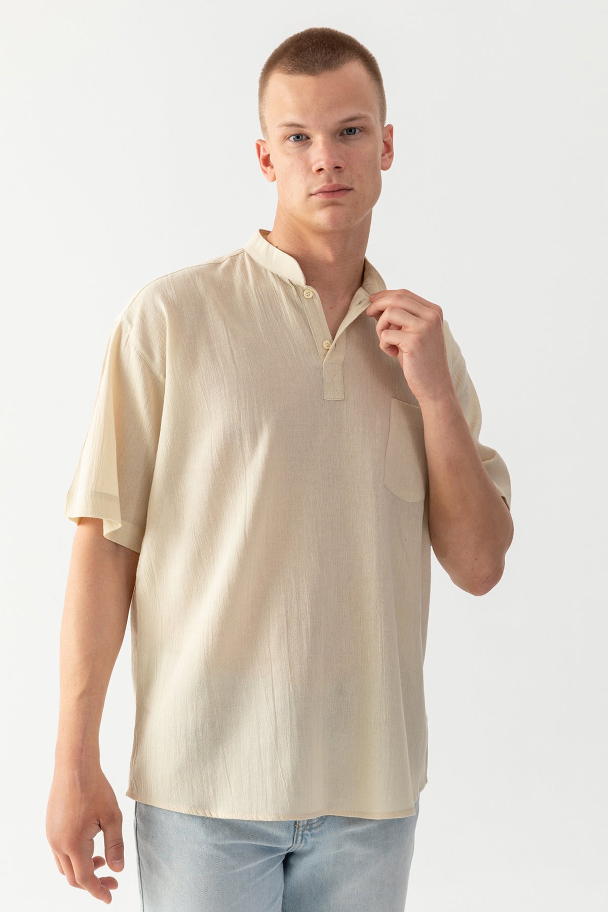 Erkek Bej %100 Pamuk Dokuma Hakim Yaka Kısa Kollu Rahat Kesim Cep Detaylı Şile Kumaş Tişort