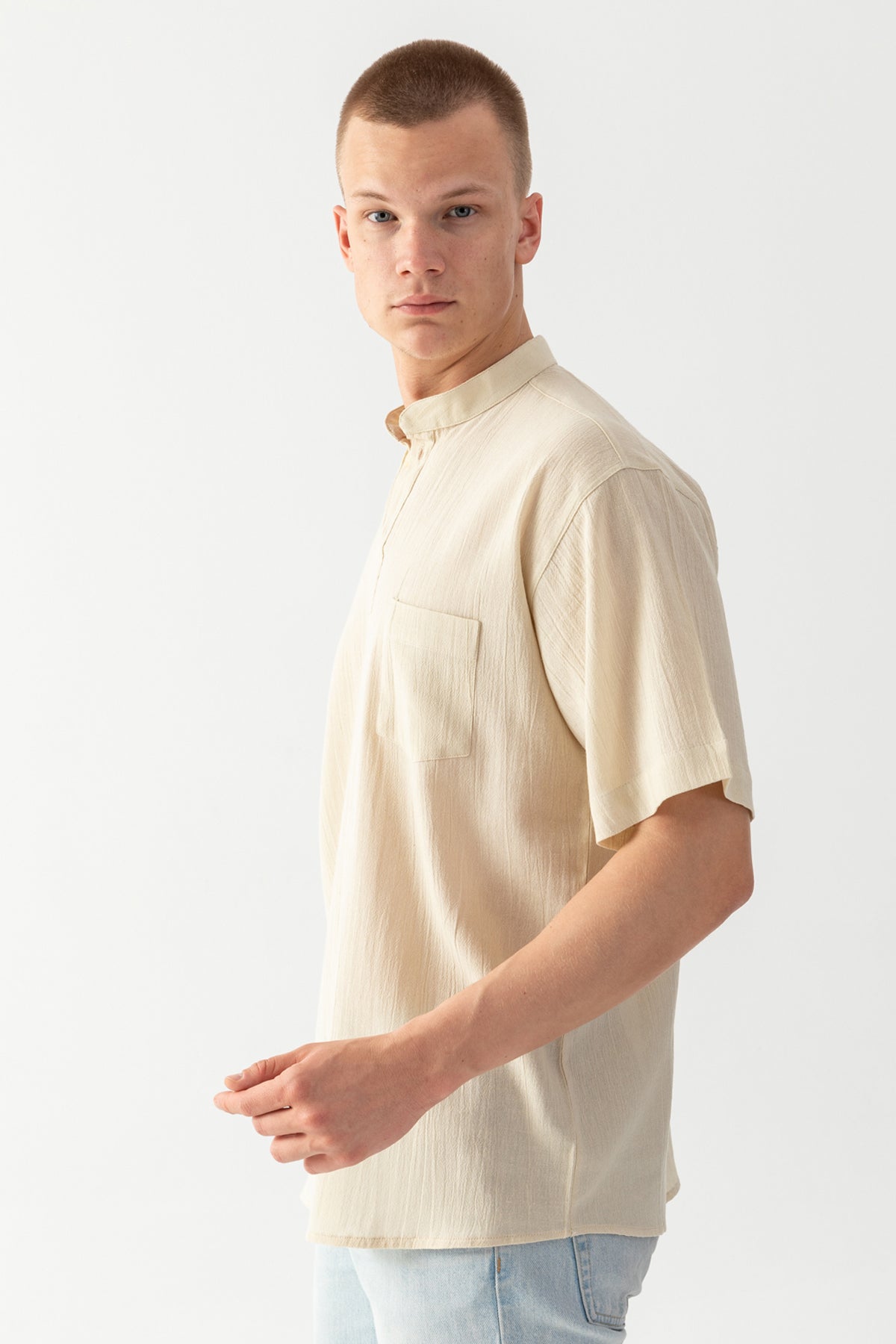 Erkek Bej %100 Pamuk Dokuma Hakim Yaka Kısa Kollu Rahat Kesim Cep Detaylı Şile Kumaş Tişort