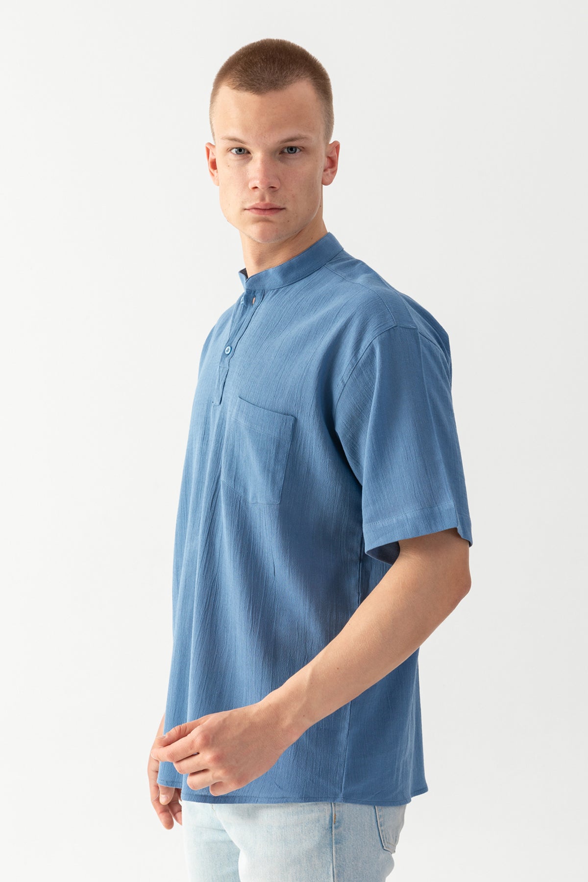 Erkek Mavi %100 Pamuk Dokuma Hakim Yaka Kısa Kollu Rahat Kesim Cep Detaylı Şile Kumaş Tişort