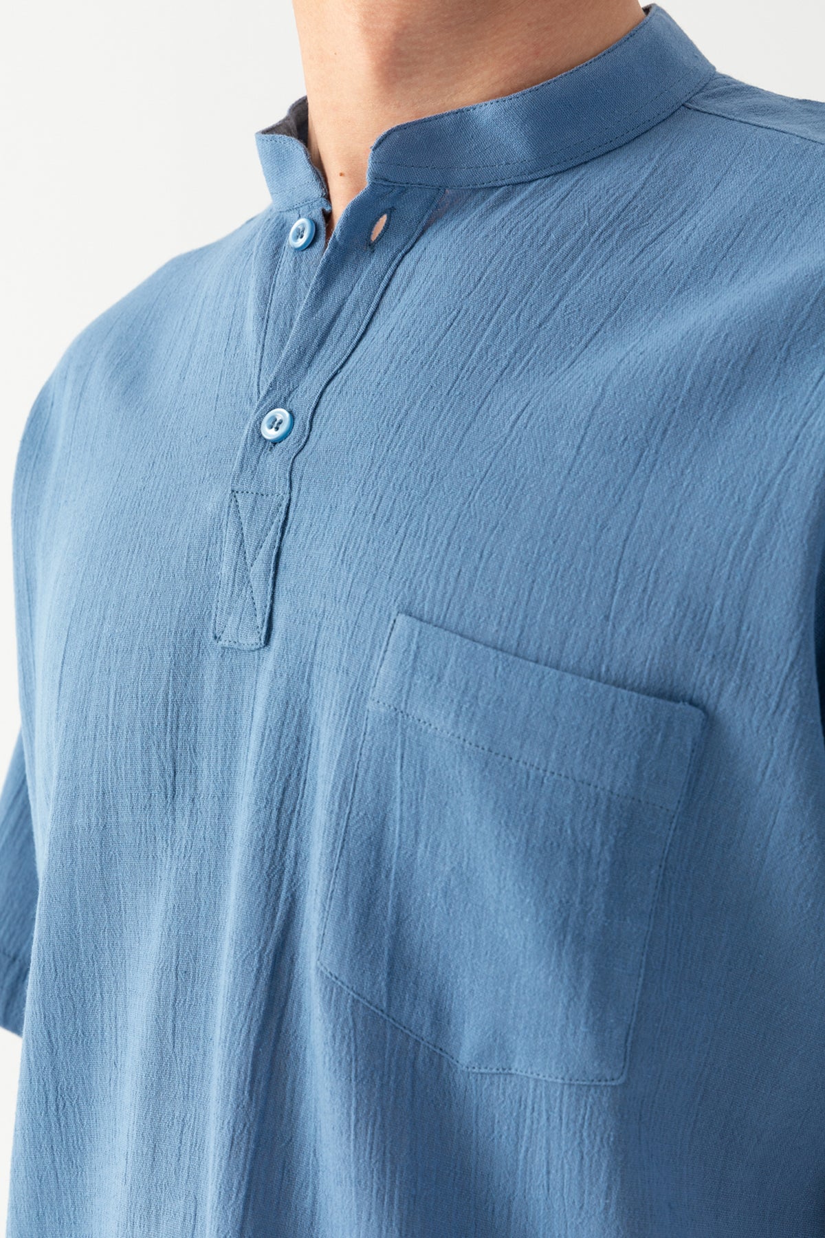 Erkek Mavi %100 Pamuk Dokuma Hakim Yaka Kısa Kollu Rahat Kesim Cep Detaylı Şile Kumaş Tişort