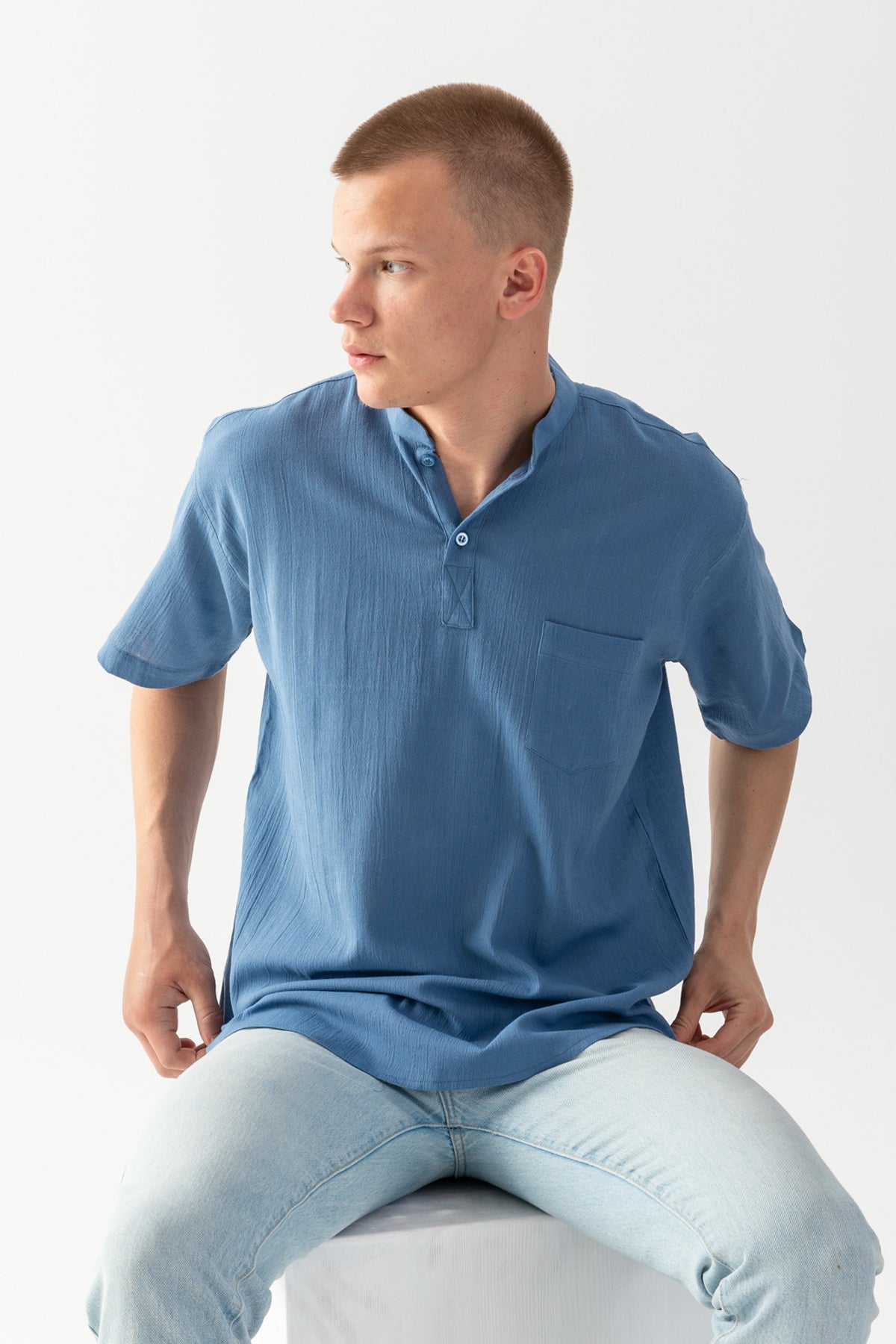 Erkek Mavi %100 Pamuk Dokuma Hakim Yaka Kısa Kollu Rahat Kesim Cep Detaylı Şile Kumaş Tişort