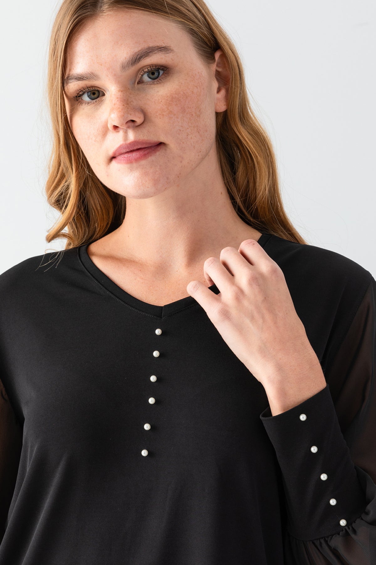 Kadın Siyah Yakası İnci Detaylı Kolları Tüllü Jarse Bluz