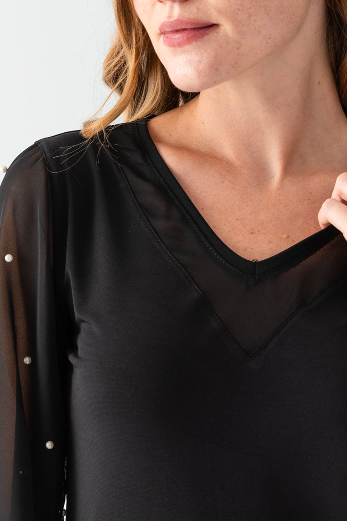 Kadın Siyah V Yaka Kolları İnci Detaylı Transparan Kollu Jarse Bluz