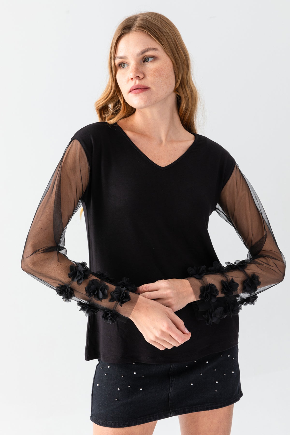 Kadın Siyah V Yaka Bİlekleri Ponponlu Transparan Kollu Jarse Bluz