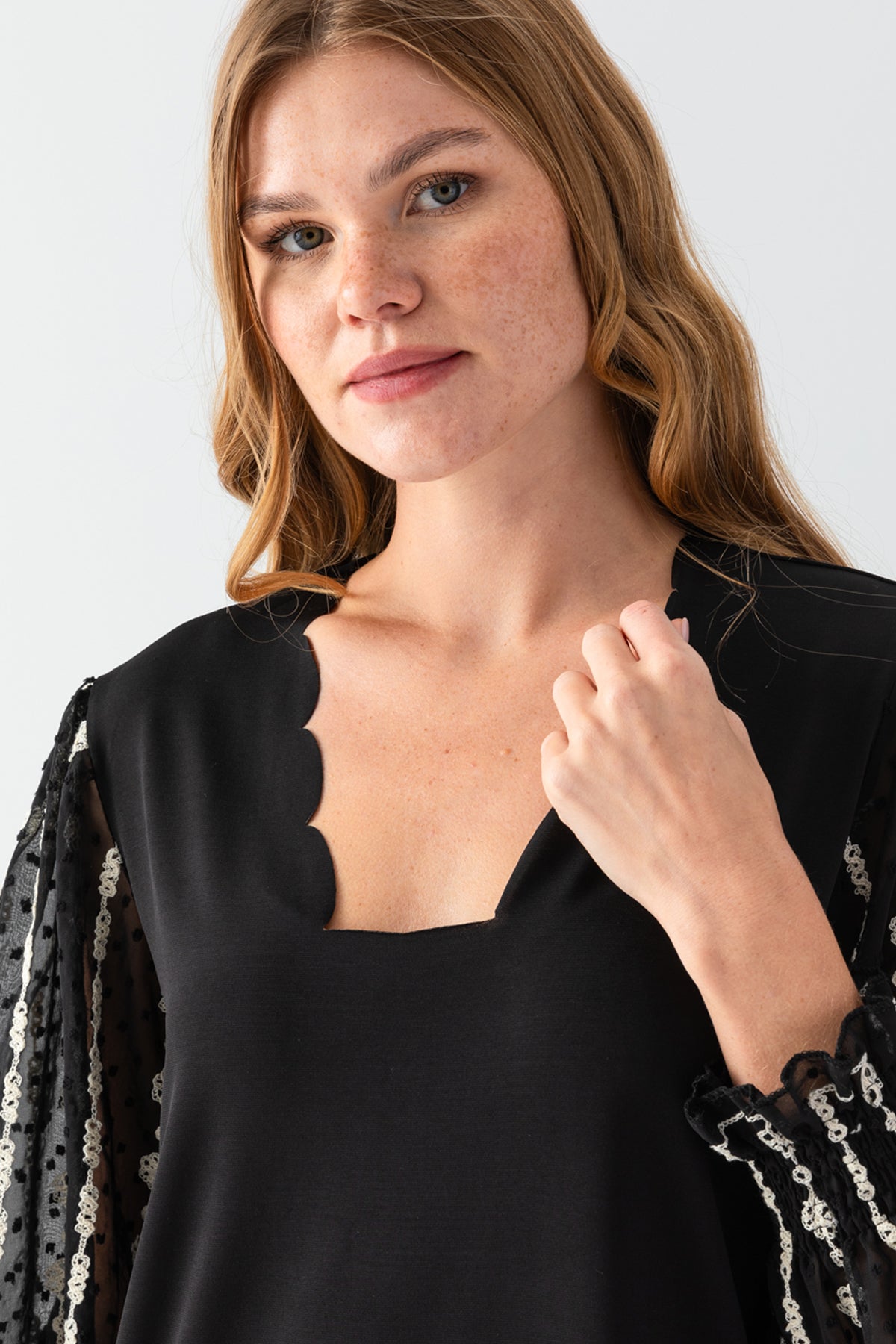 Kadın Siyah Yakası Lazer Kesim Kolları Şifon Nakışlı Jarse Bluz