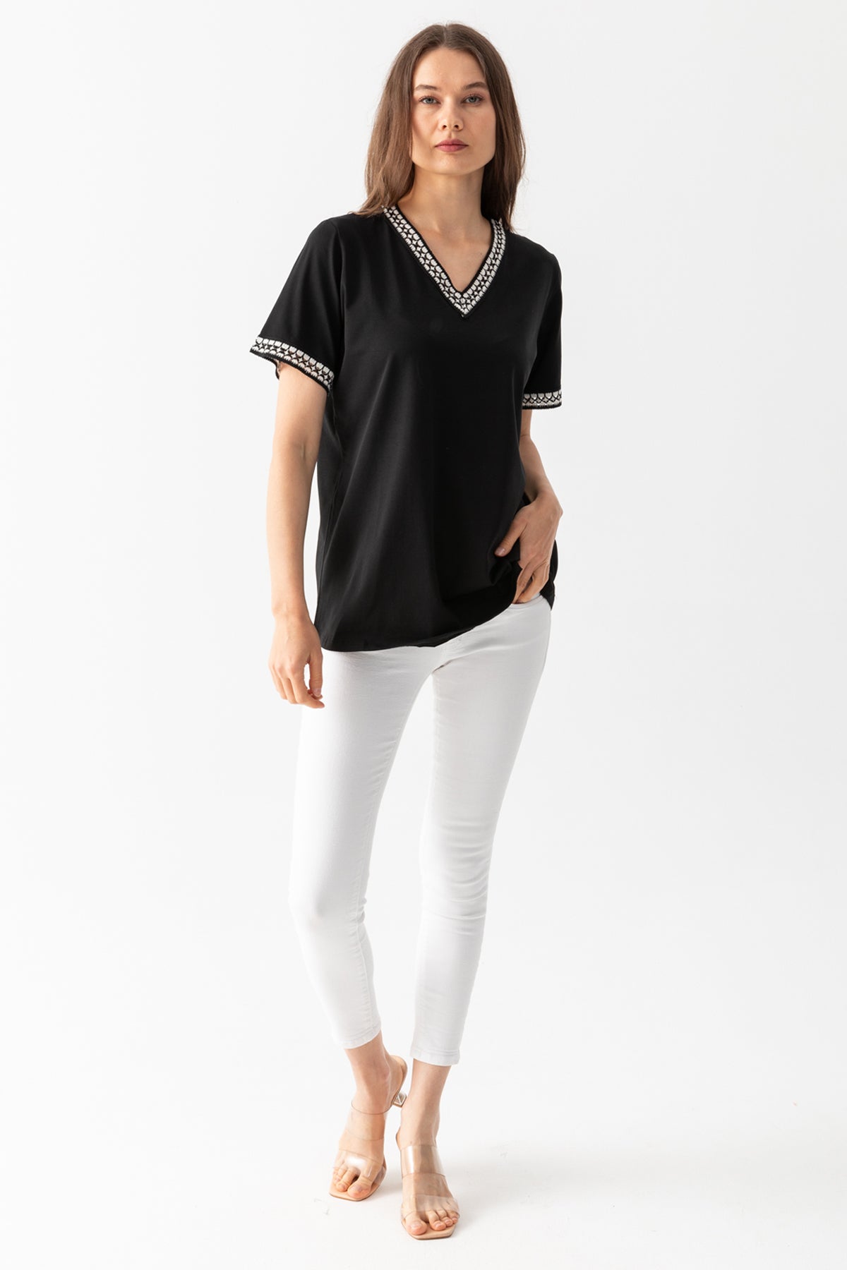 Kadın Siyah Yakası ve Kolu Nakış Şerit Detaylı V Yaka Viskon Penye Bluz