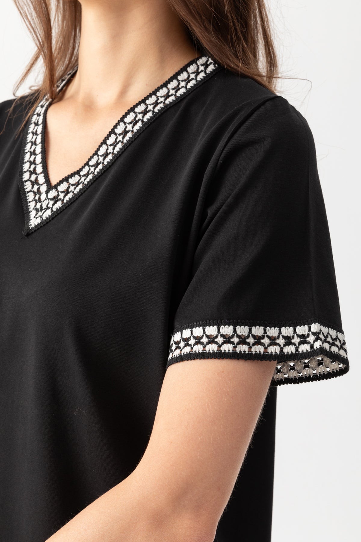 Kadın Siyah Yakası ve Kolu Nakış Şerit Detaylı V Yaka Viskon Penye Bluz
