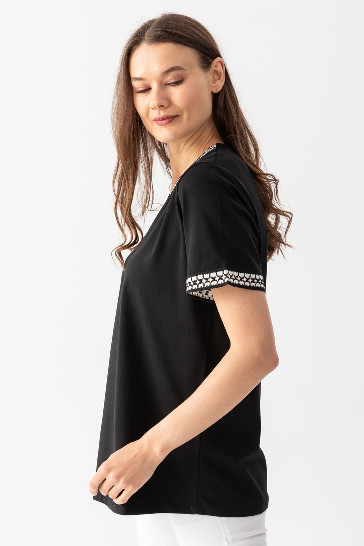 Kadın Siyah Yakası ve Kolu Nakış Şerit Detaylı V Yaka Viskon Penye Bluz