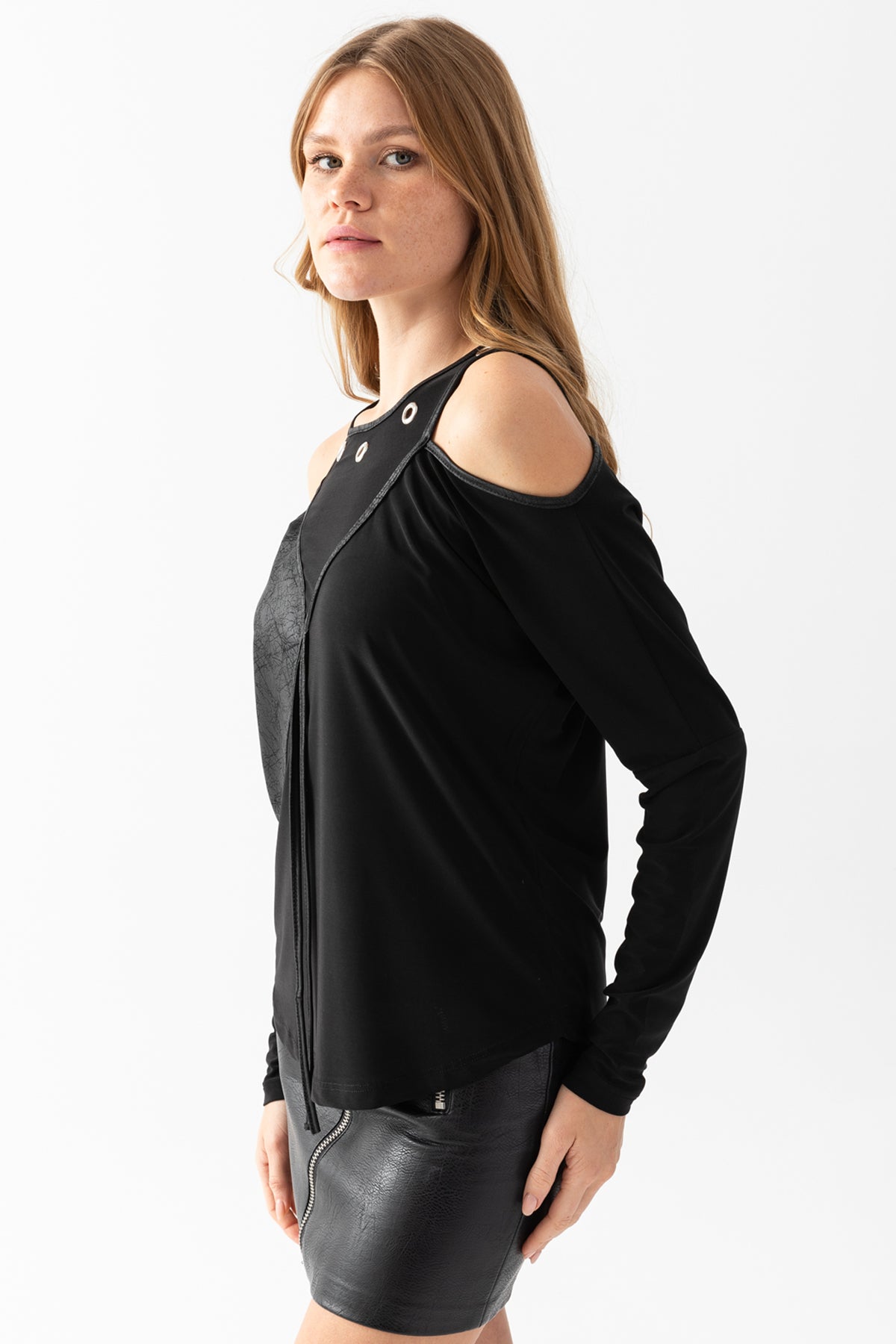 Kadın Siyah Yakası Kuş Gözü Detaylı Omzu Açık Bluz