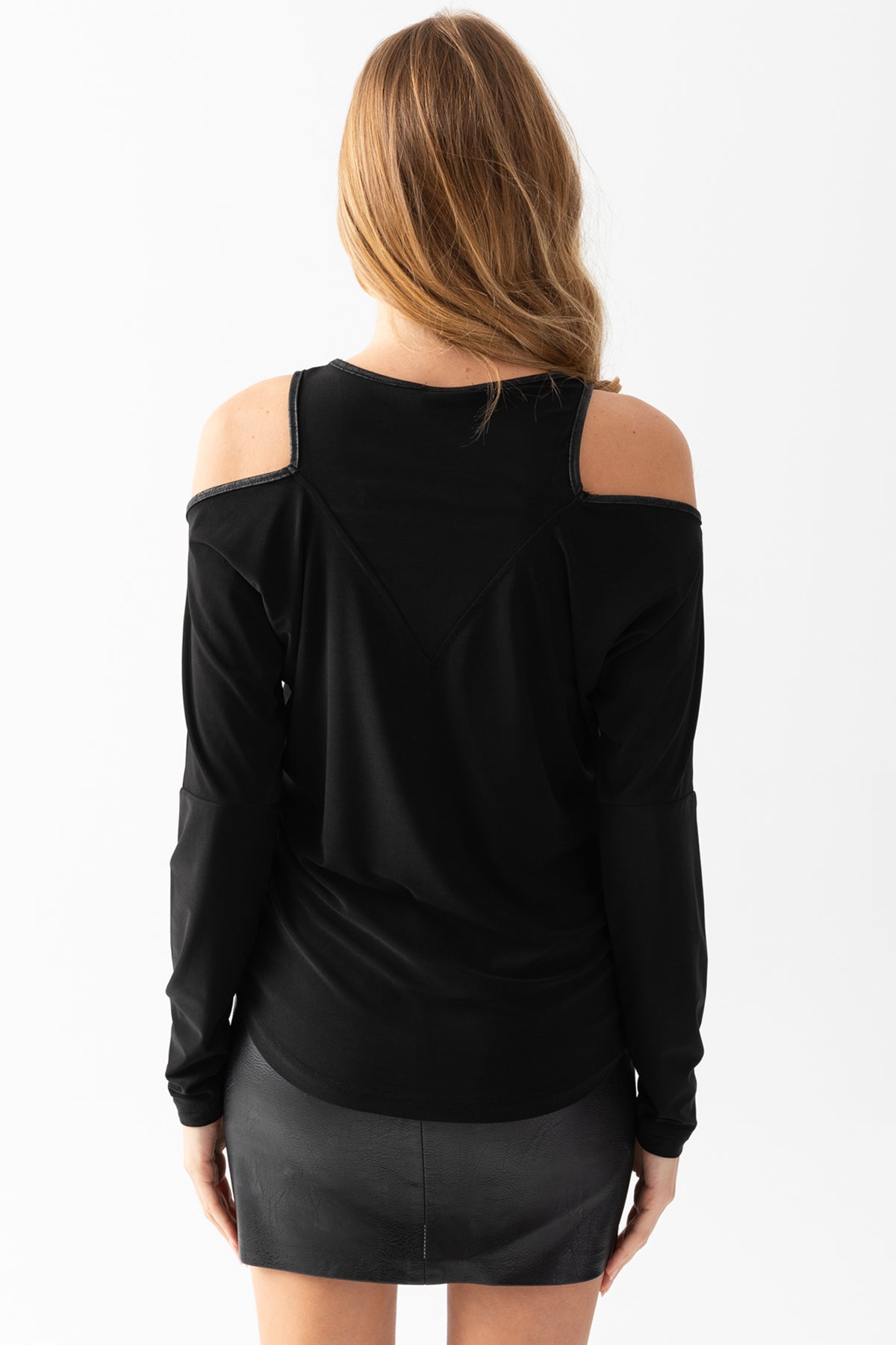 Kadın Siyah Yakası Kuş Gözü Detaylı Omzu Açık Bluz