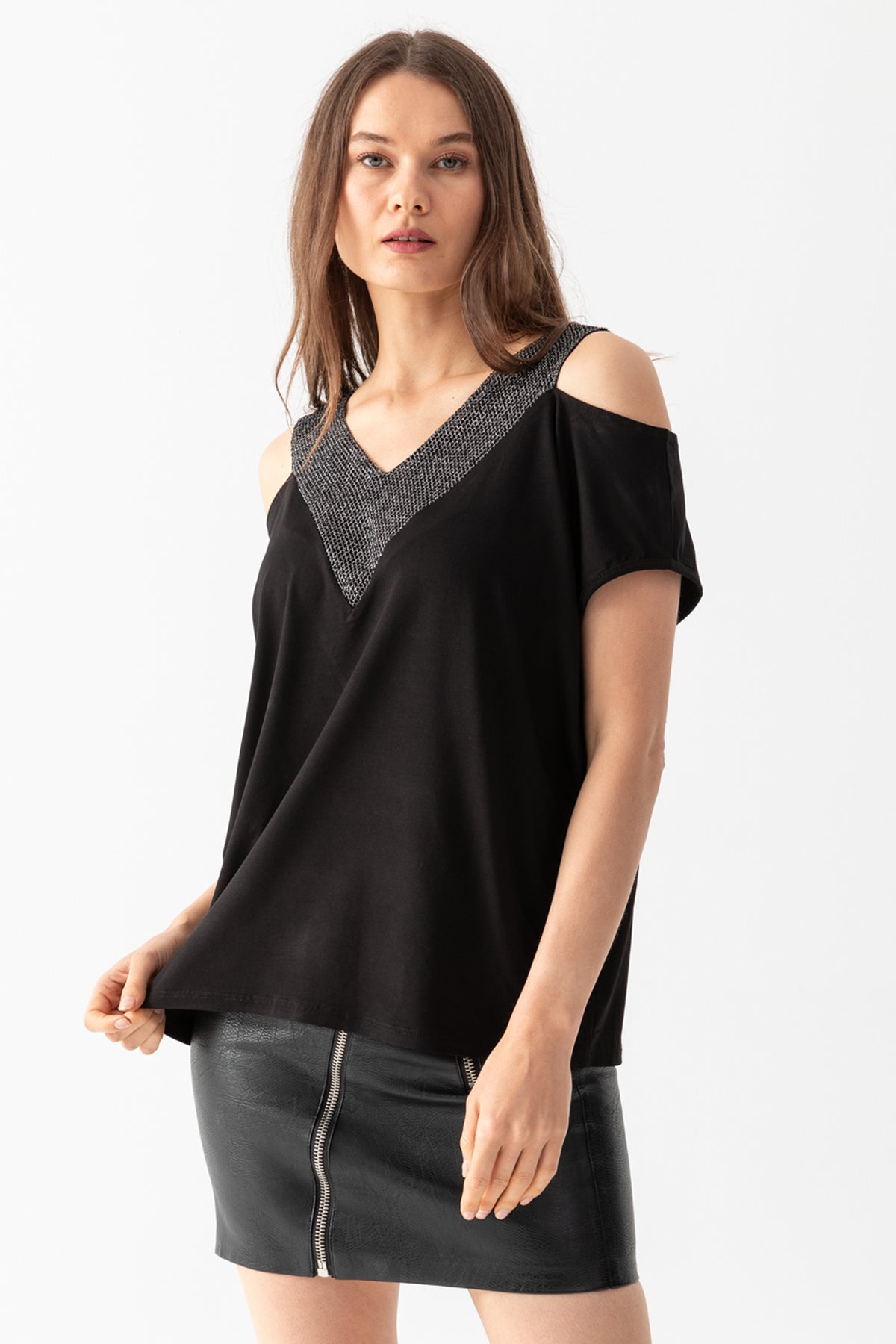 Kadın Siyah Arka Dekolteli Omuzları Açık Sim File Detaylı V Yaka Bluz