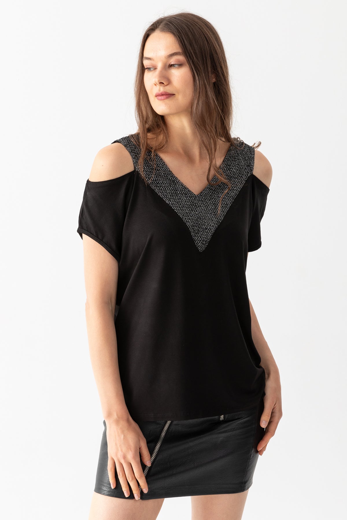 Kadın Siyah Arka Dekolteli Omuzları Açık Sim File Detaylı V Yaka Bluz