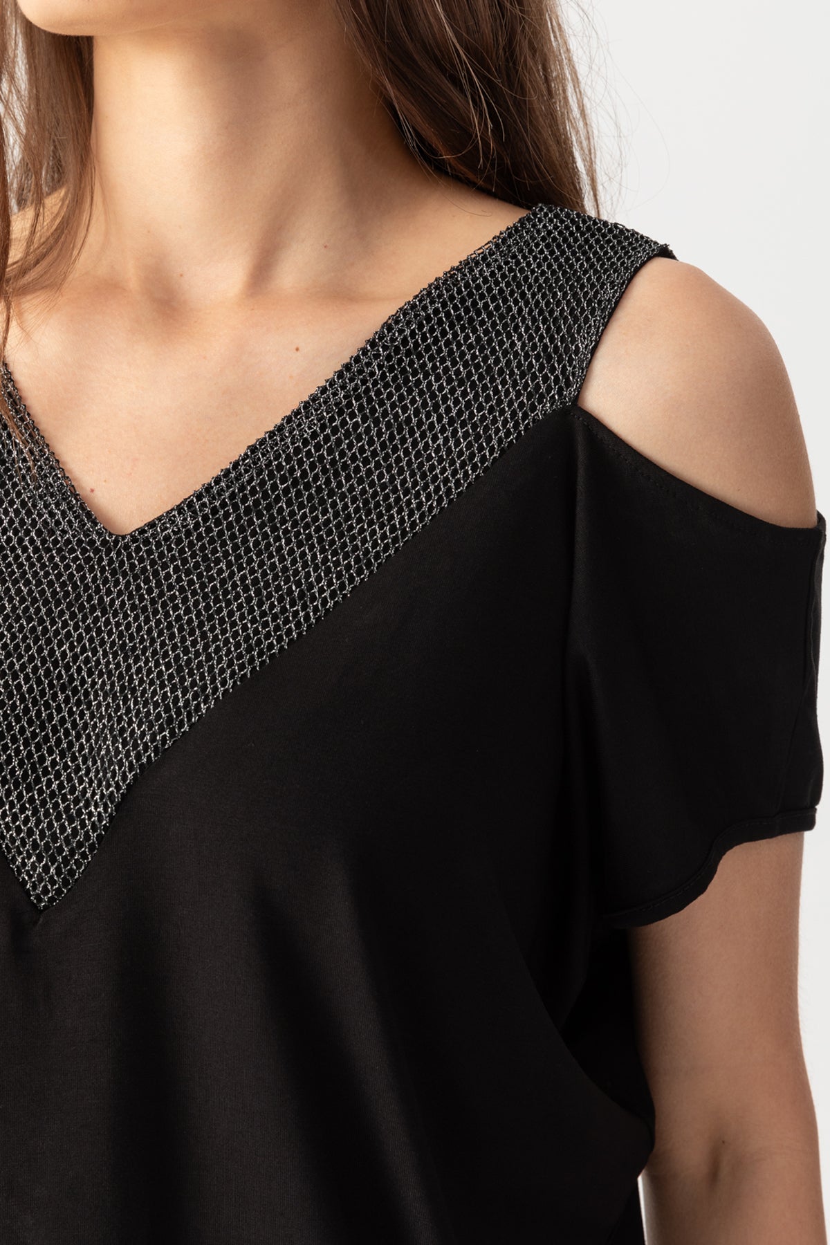 Kadın Siyah Arka Dekolteli Omuzları Açık Sim File Detaylı V Yaka Bluz