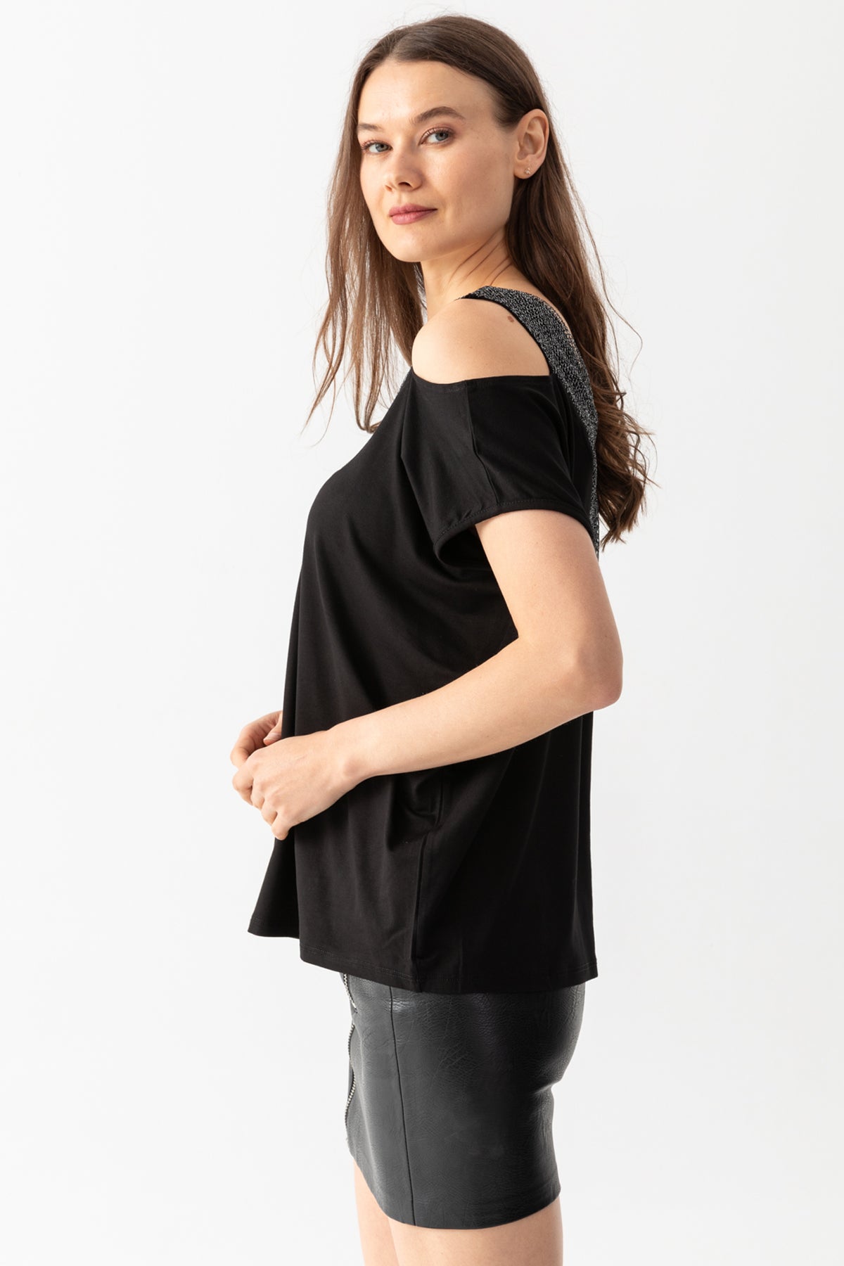 Kadın Siyah Arka Dekolteli Omuzları Açık Sim File Detaylı V Yaka Bluz