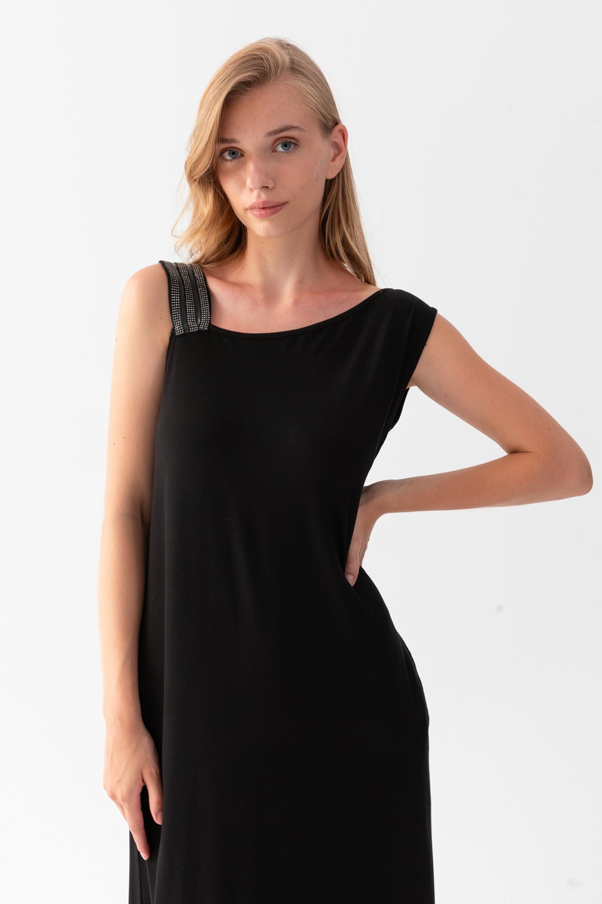 Kadın Siyah Tek Omzu Askılı Yanları Yırtmaçlı Cepli Kısa Kollu Viskon Penye Elbise