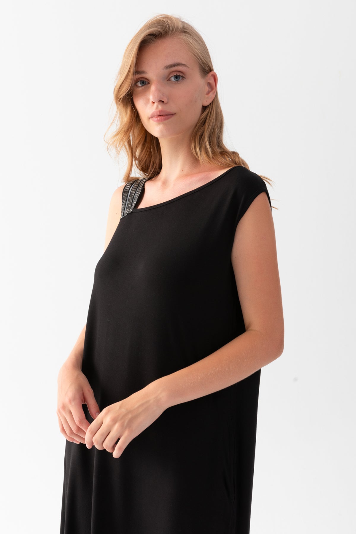 Kadın Siyah Tek Omzu Askılı Yanları Yırtmaçlı Cepli Kısa Kollu Viskon Penye Elbise