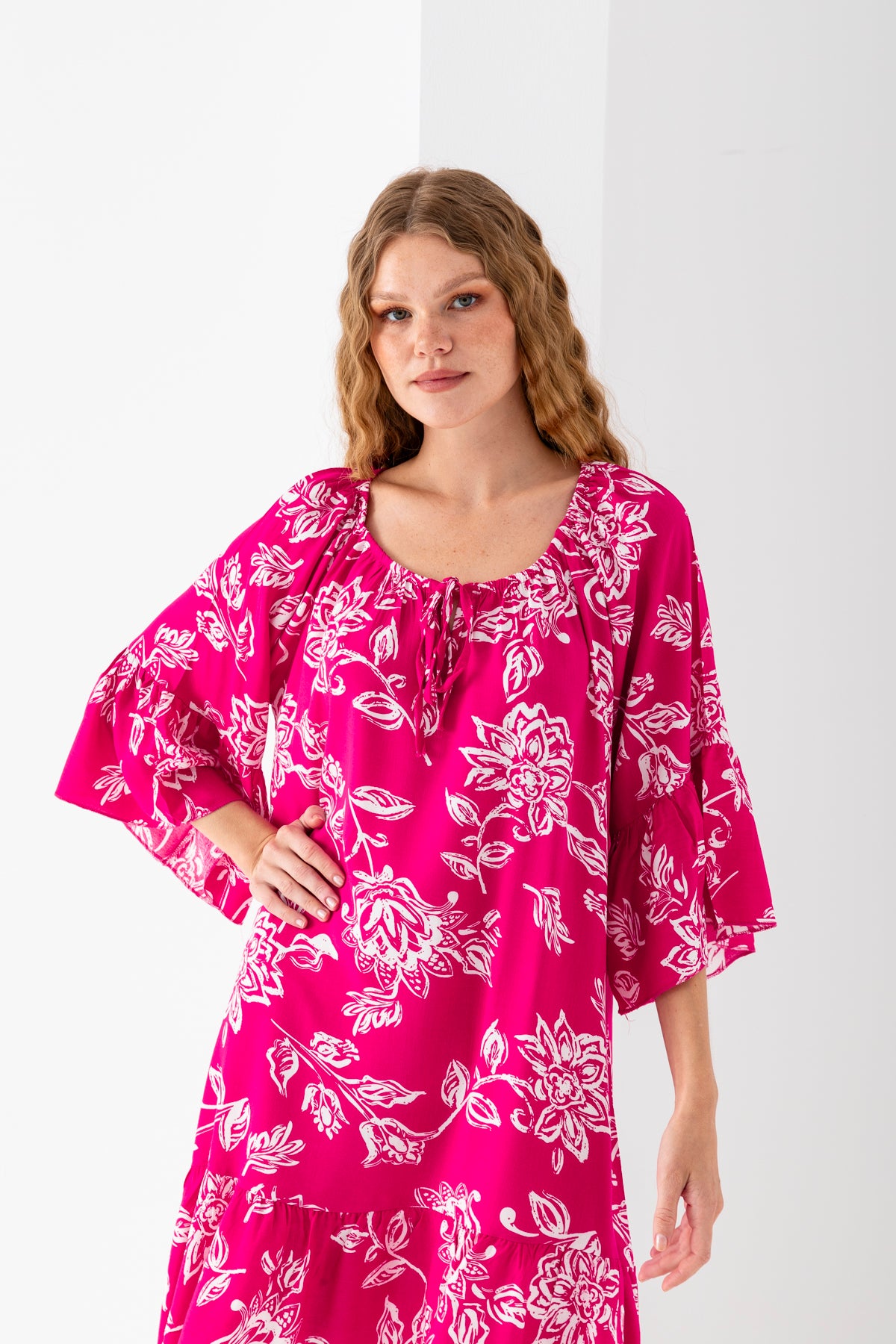 Kadın Pembe Beyaz Geniş Bağcıklı Yaka Eteği Fırfırlı Viskon Dokuma Elbise