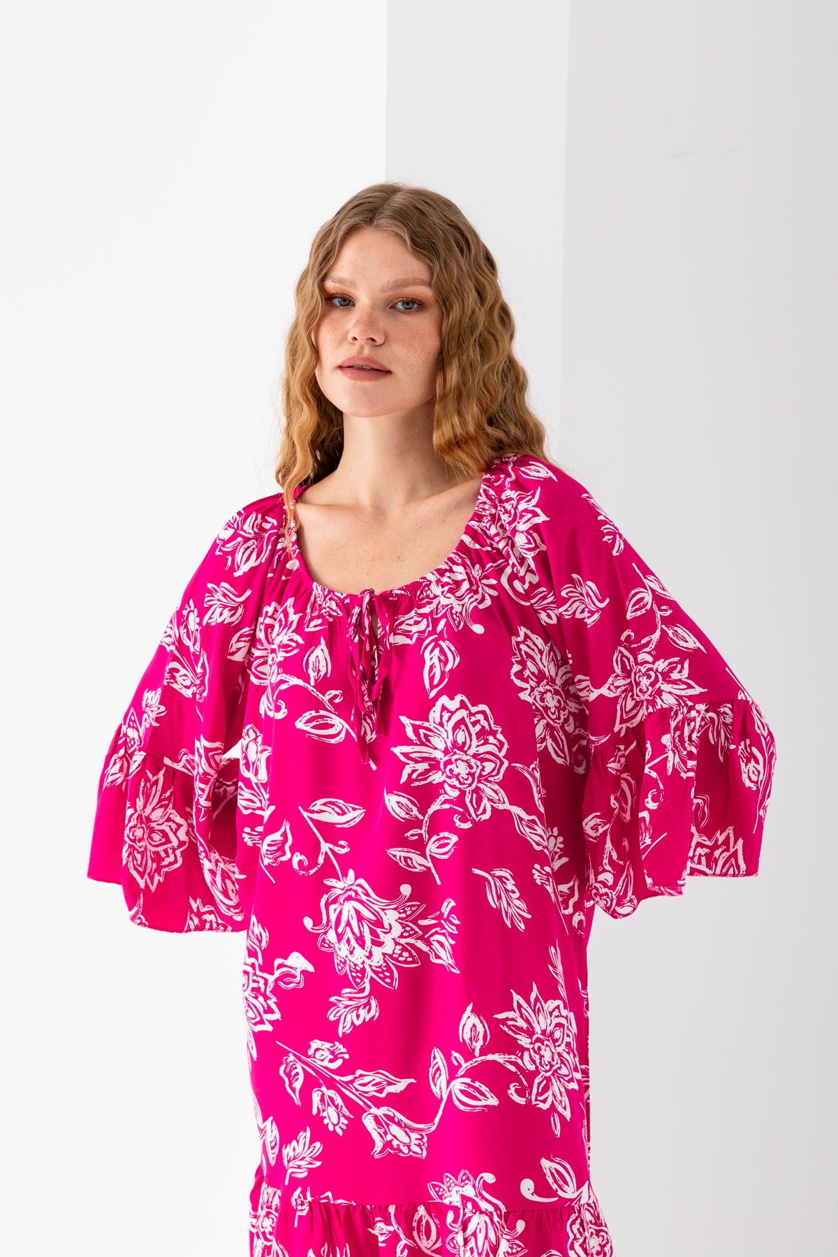 Kadın Pembe Beyaz Geniş Bağcıklı Yaka Eteği Fırfırlı Viskon Dokuma Elbise