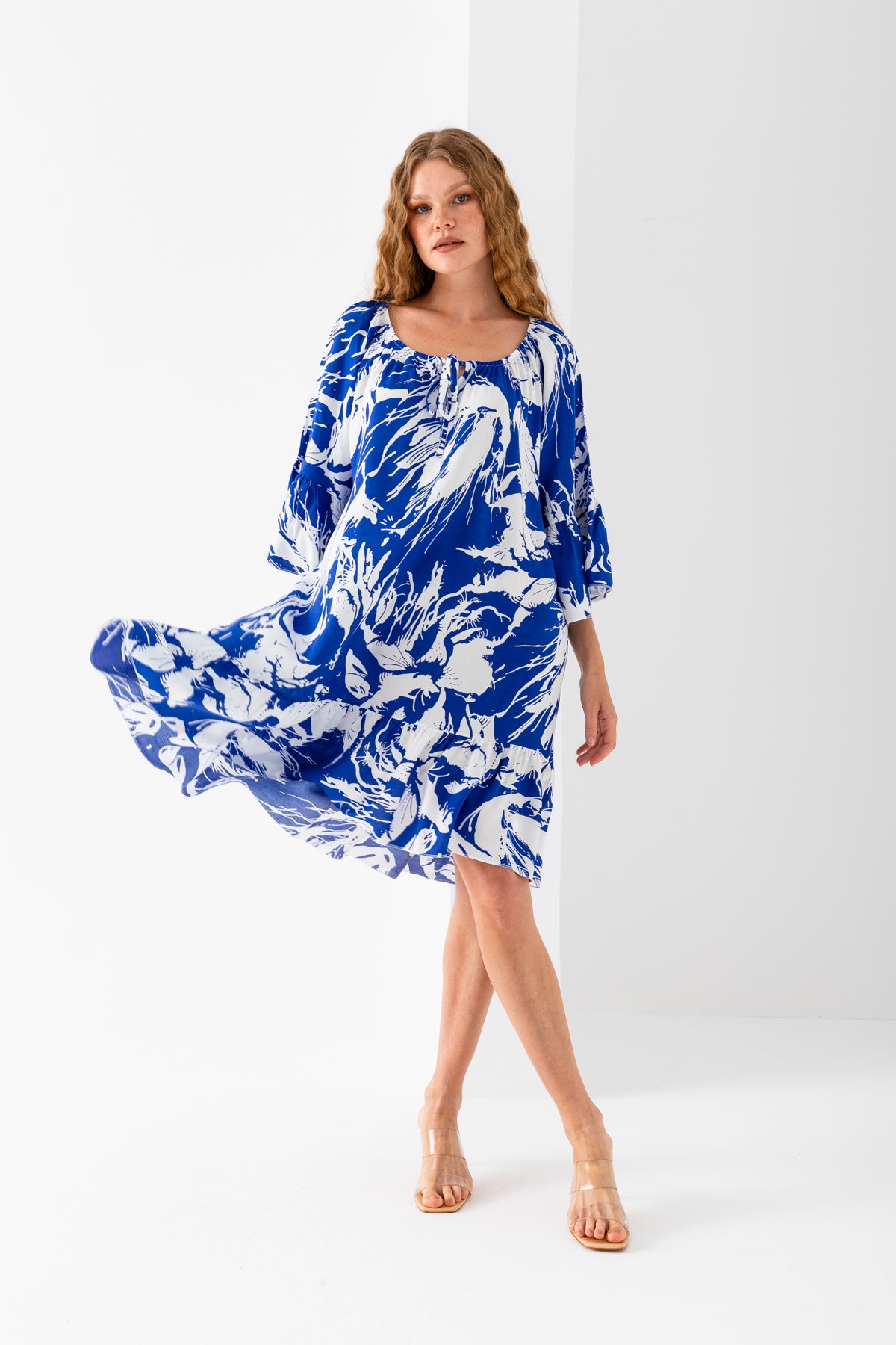 Kadın Mavi Beyaz Geniş Bağcıklı Yaka Eteği Fırfırlı Viskon Dokuma Elbise