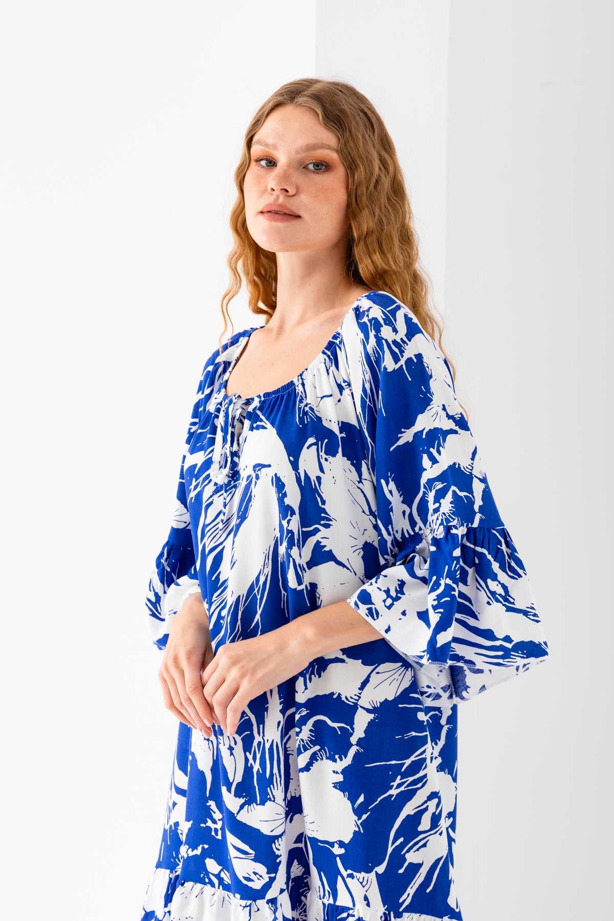 Kadın Mavi Beyaz Geniş Bağcıklı Yaka Eteği Fırfırlı Viskon Dokuma Elbise