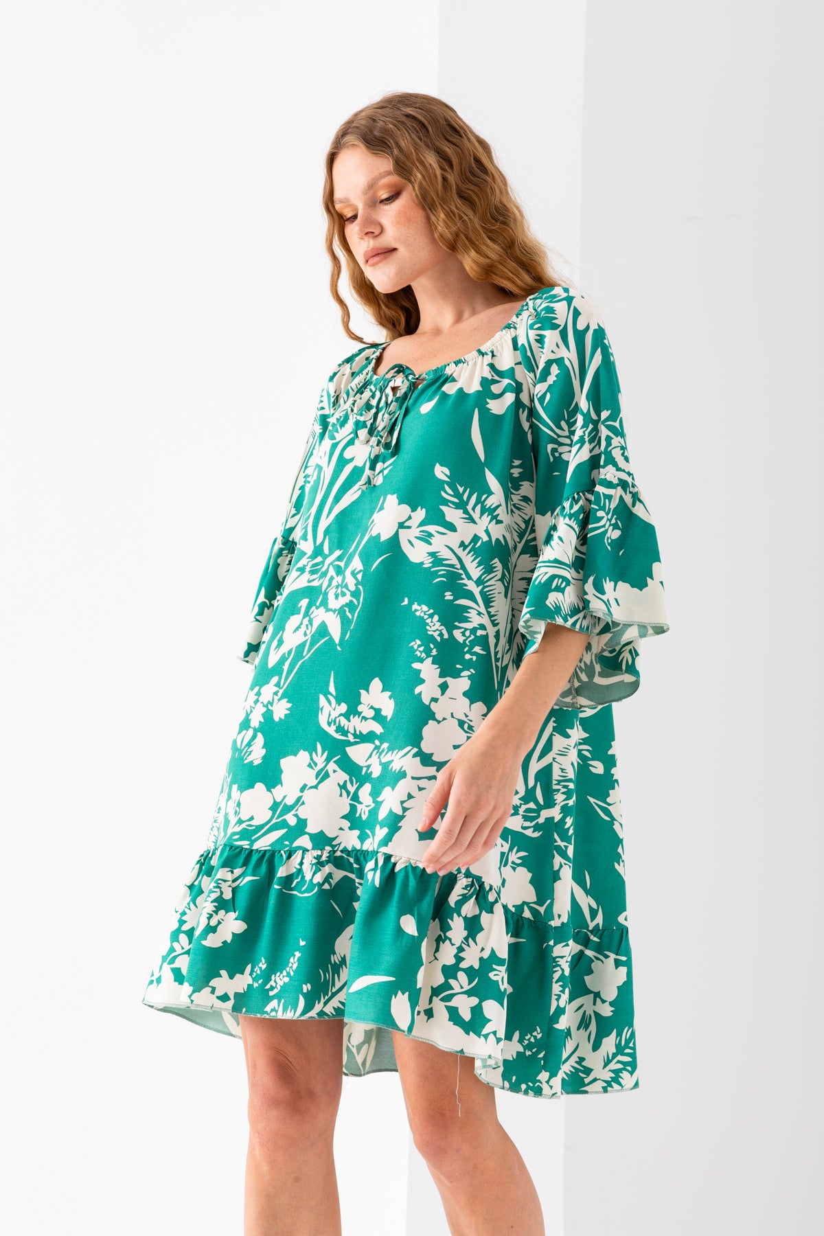 Kadın Yeşil Beyaz Geniş Bağcıklı Yaka Eteği Fırfırlı Viskon Dokuma Elbise