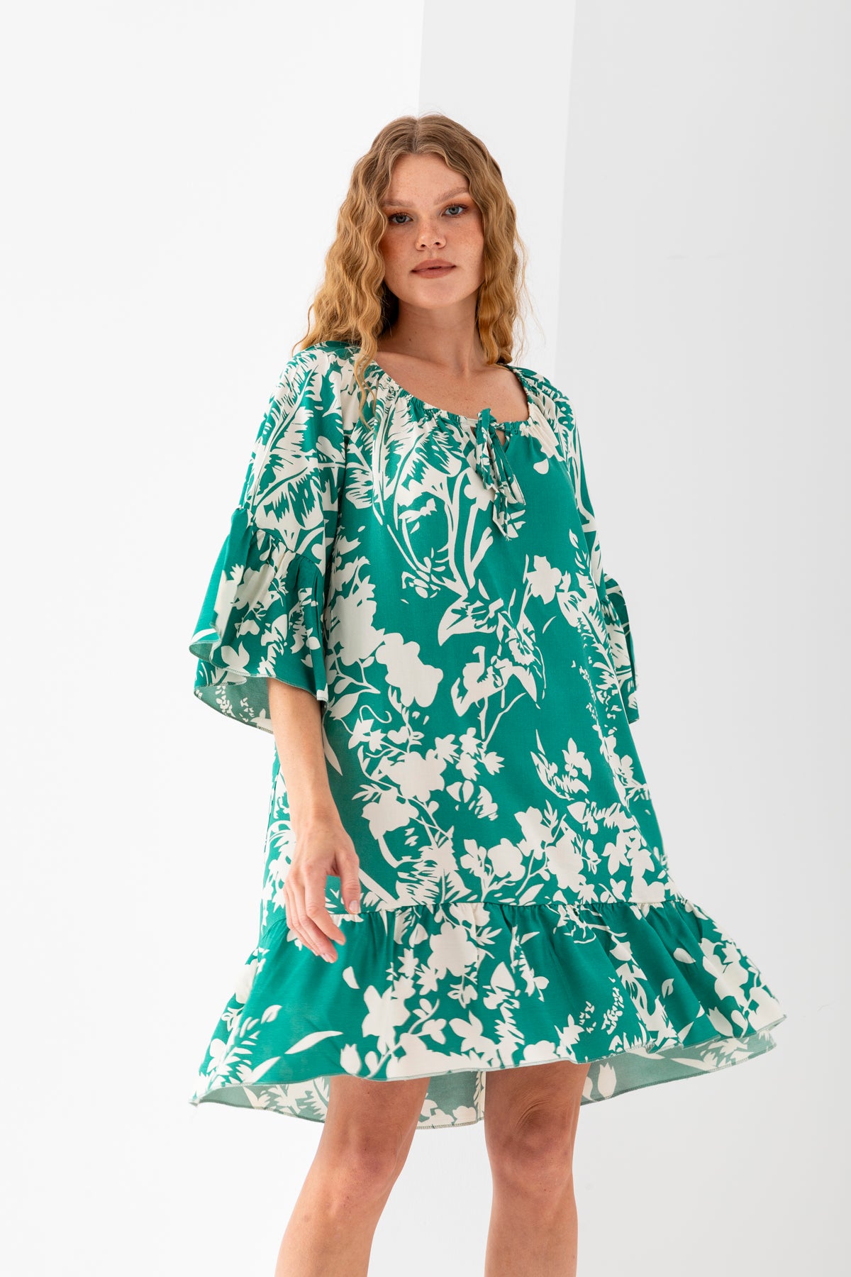 Kadın Yeşil Beyaz Geniş Bağcıklı Yaka Eteği Fırfırlı Viskon Dokuma Elbise