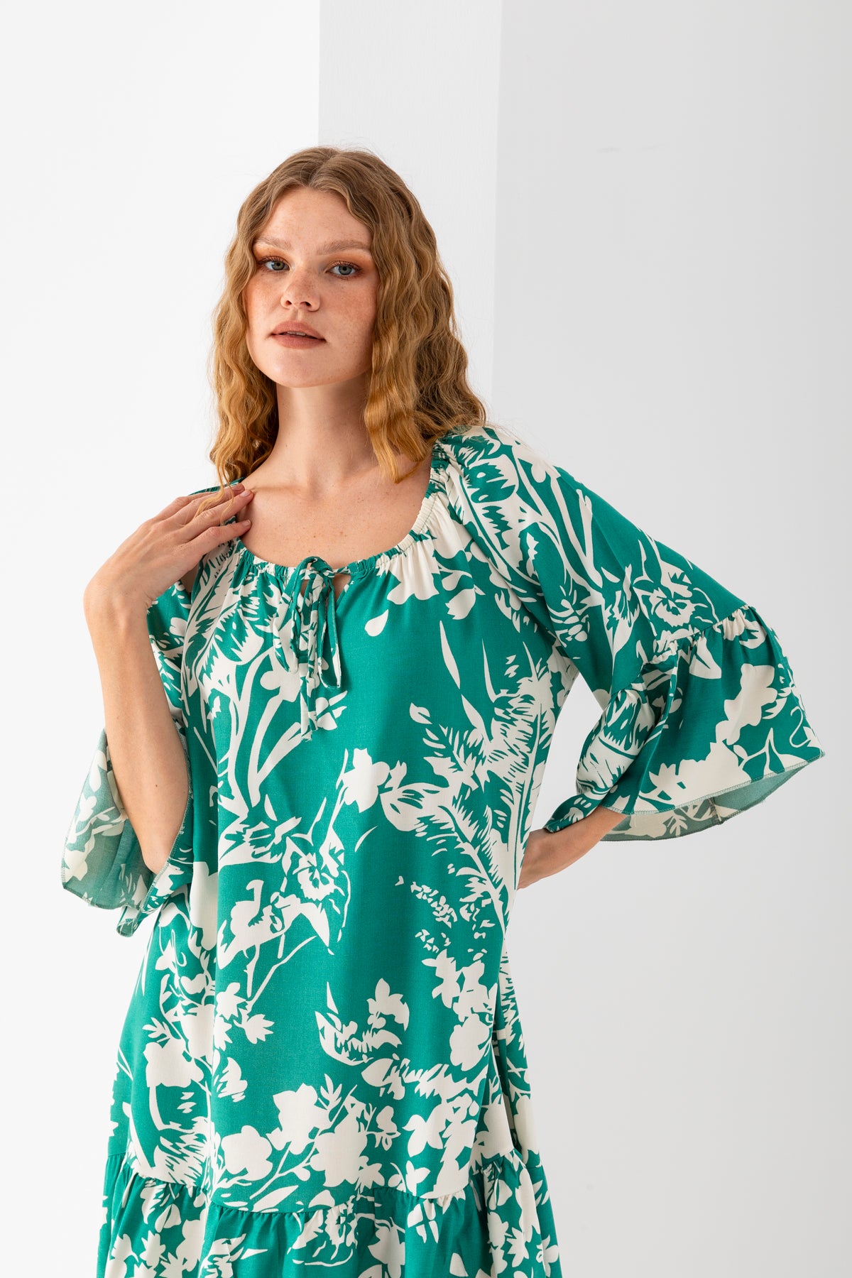 Kadın Yeşil Beyaz Geniş Bağcıklı Yaka Eteği Fırfırlı Viskon Dokuma Elbise