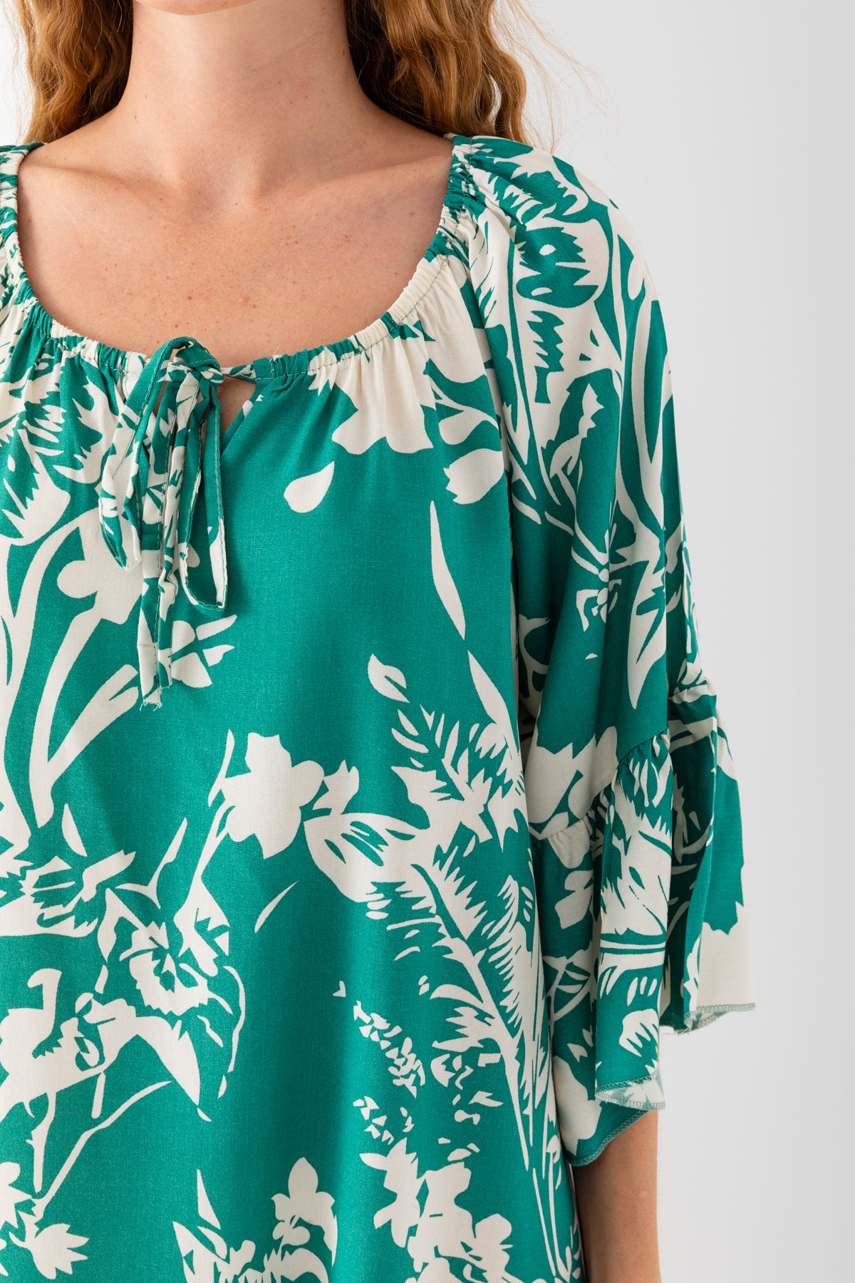 Kadın Yeşil Beyaz Geniş Bağcıklı Yaka Eteği Fırfırlı Viskon Dokuma Elbise