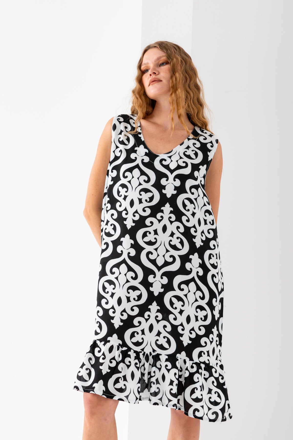 Kadın Siyah Beyaz Eteği Fırfırlı Kolsuz V Yaka Viskon Dokuma Elbise