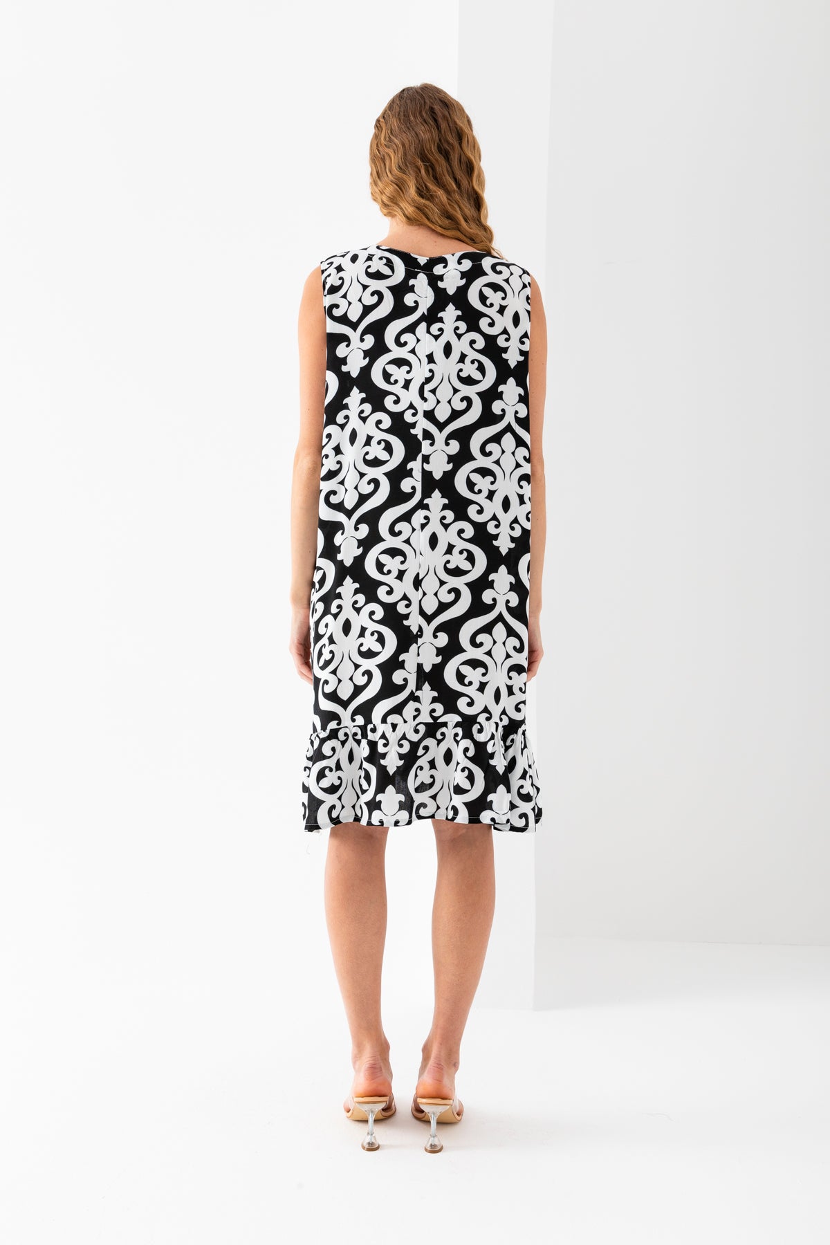 Kadın Siyah Beyaz Eteği Fırfırlı Kolsuz V Yaka Viskon Dokuma Elbise