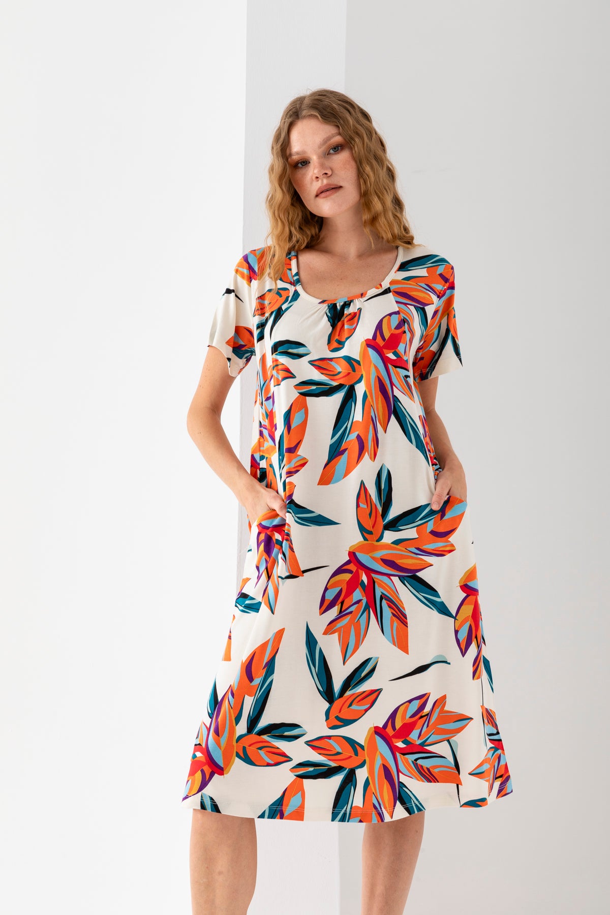 Kadın Turuncu Beyaz Yakası Büzgülü Yandan Cepli Viskon Penye Elbise