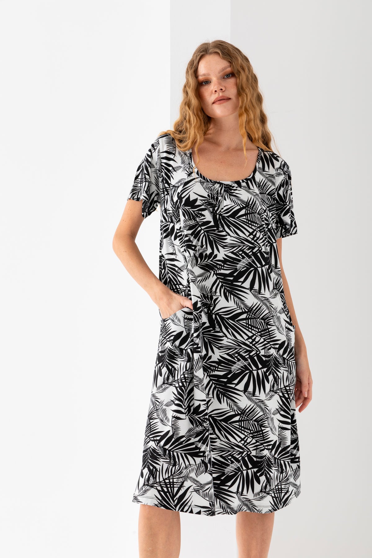 Kadın Siyah Beyaz Yakası Büzgülü Yandan Cepli Viskon Penye Elbise