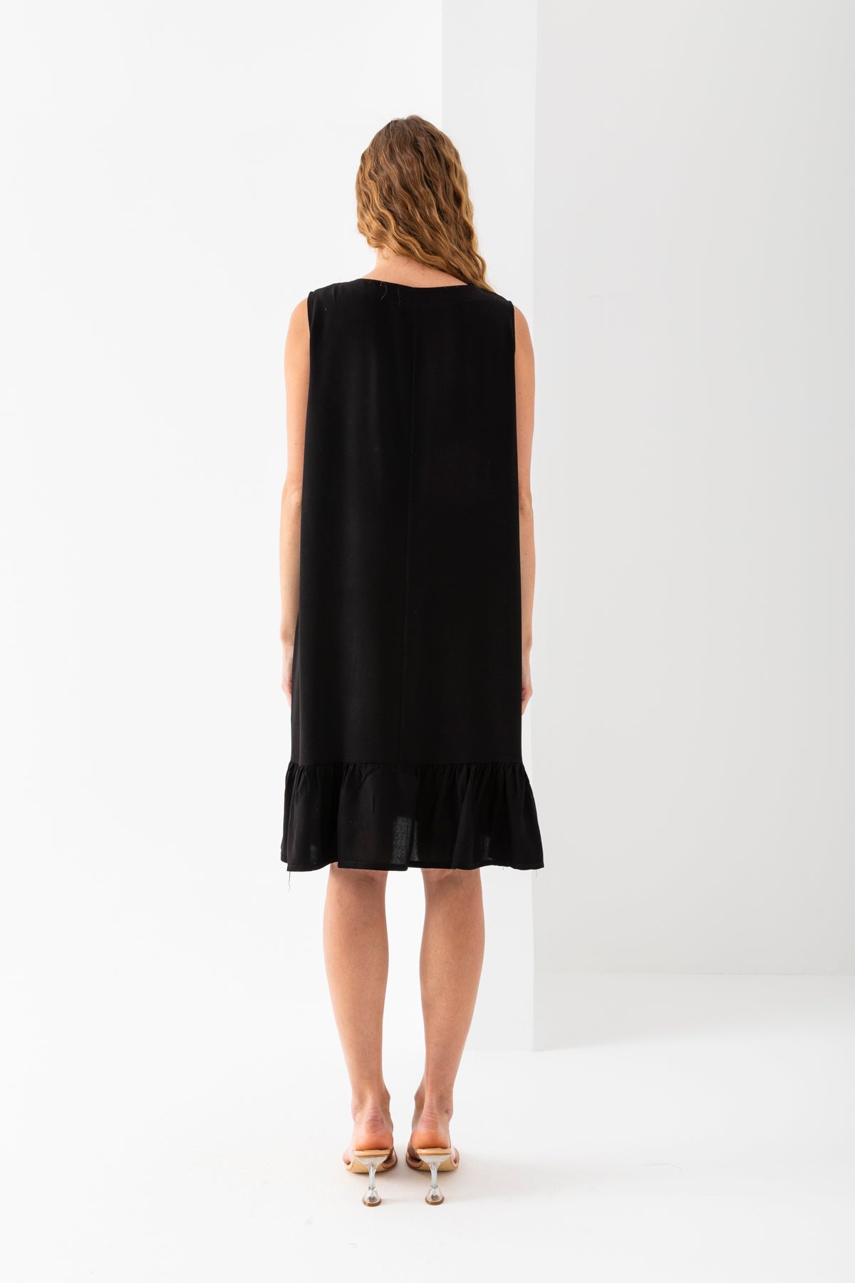 Kadın Siyah Eteği Fırfırlı Kolsuz V Yaka Viskon Dokuma Elbise