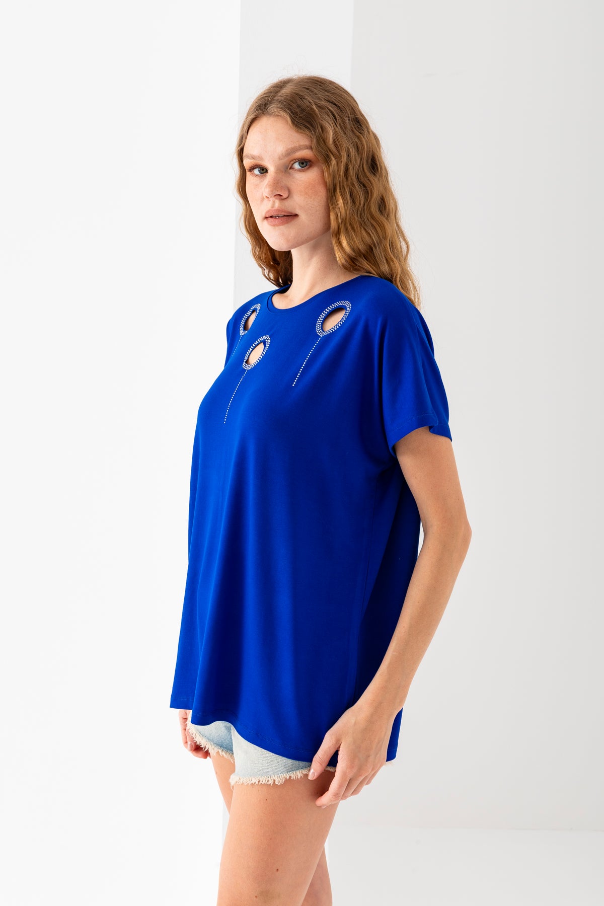 Kadın Saks Mavi Yakası Lazer Kesim Taş Detaylı Viskon Penye Bluz