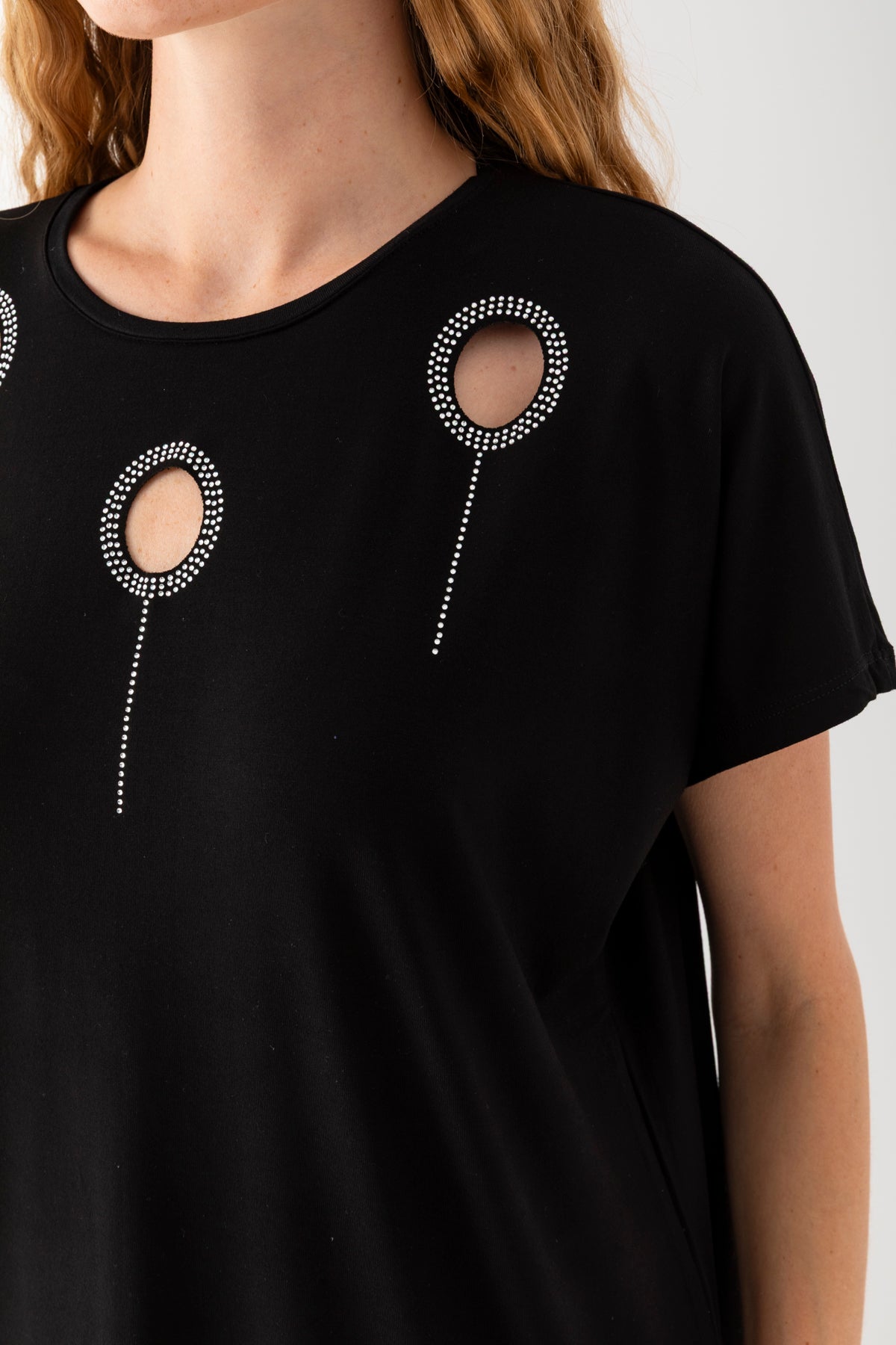 Kadın Siyah Yakası Lazer Kesim Taş Detaylı Viskon Penye Bluz