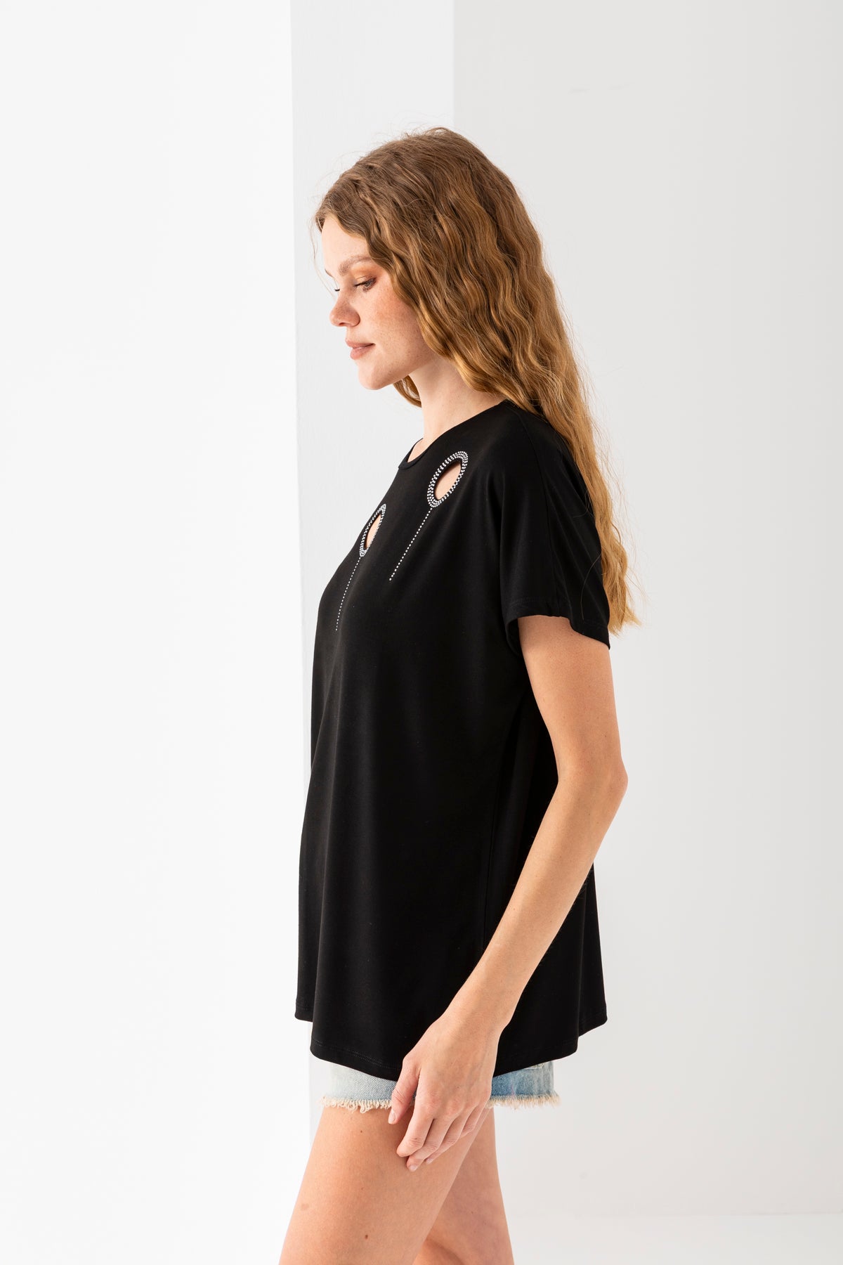 Kadın Siyah Yakası Lazer Kesim Taş Detaylı Viskon Penye Bluz