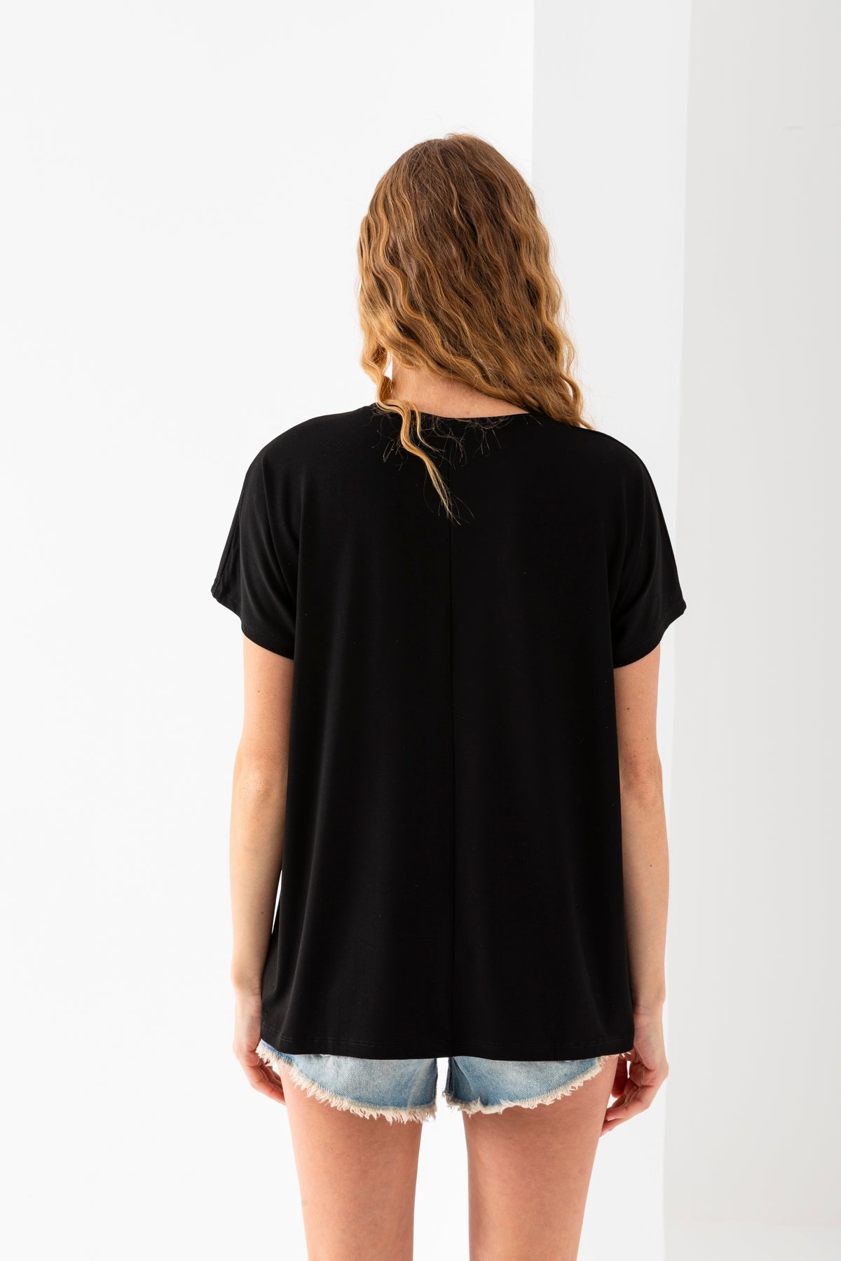 Kadın Siyah Yakası Lazer Kesim Taş Detaylı Viskon Penye Bluz