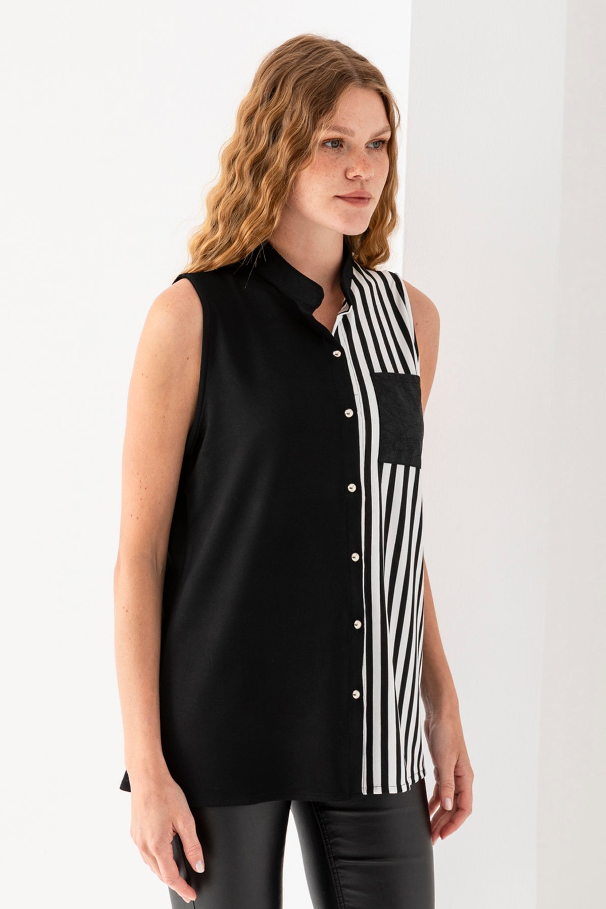 Kadın Siyah Gömlek Yaka Çizgi Detaylı Kolsuz Bluz