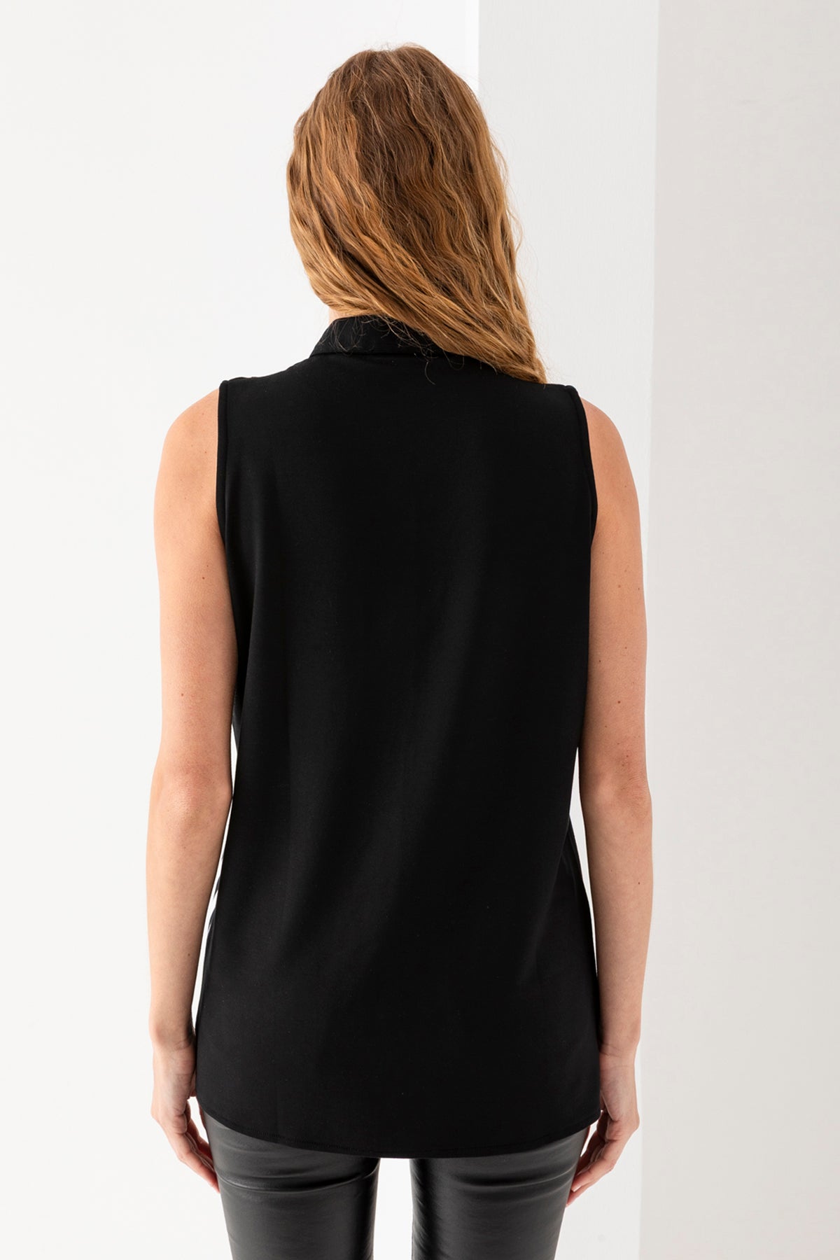 Kadın Siyah Gömlek Yaka Çizgi Detaylı Kolsuz Bluz