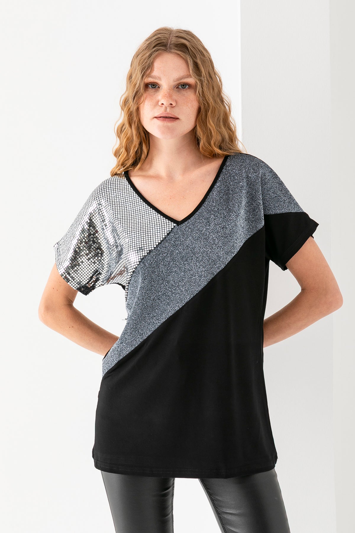 Kadın Siyah Blok Pul ve Parıltı Detaylı Kısa Kollu Bluz