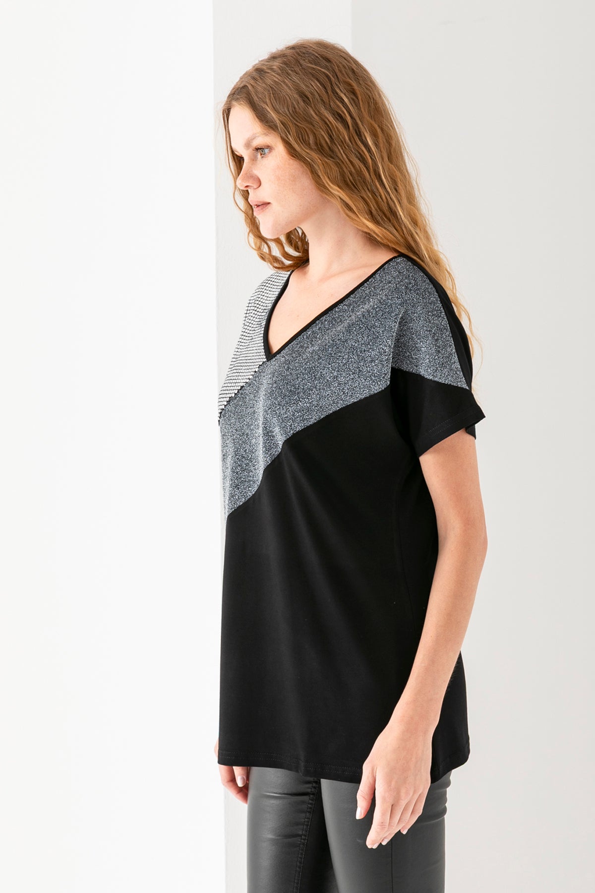 Kadın Siyah Blok Pul ve Parıltı Detaylı Kısa Kollu Bluz