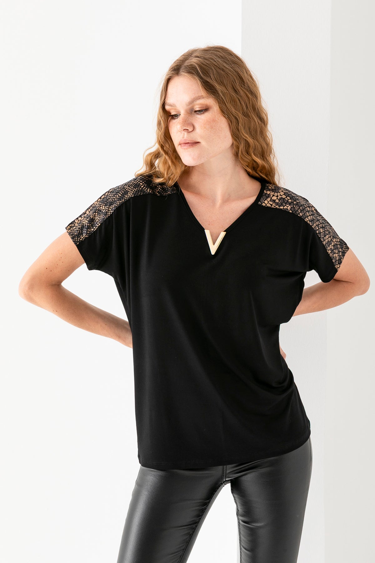 Kadın Siyah Omuzları Yılan Desen Deatylı Yakası V Metal Dettaylı Kısa Kollu Bluz