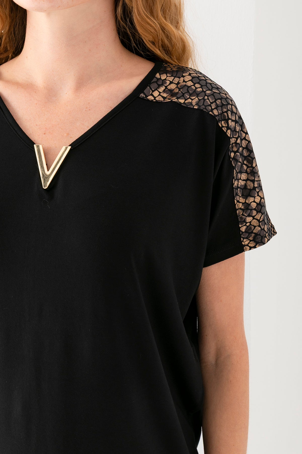 Kadın Siyah Omuzları Yılan Desen Deatylı Yakası V Metal Dettaylı Kısa Kollu Bluz