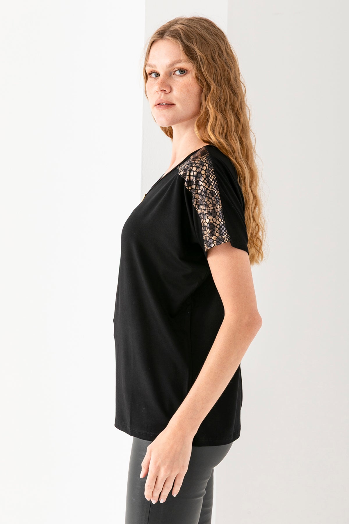 Kadın Siyah Omuzları Yılan Desen Deatylı Yakası V Metal Dettaylı Kısa Kollu Bluz