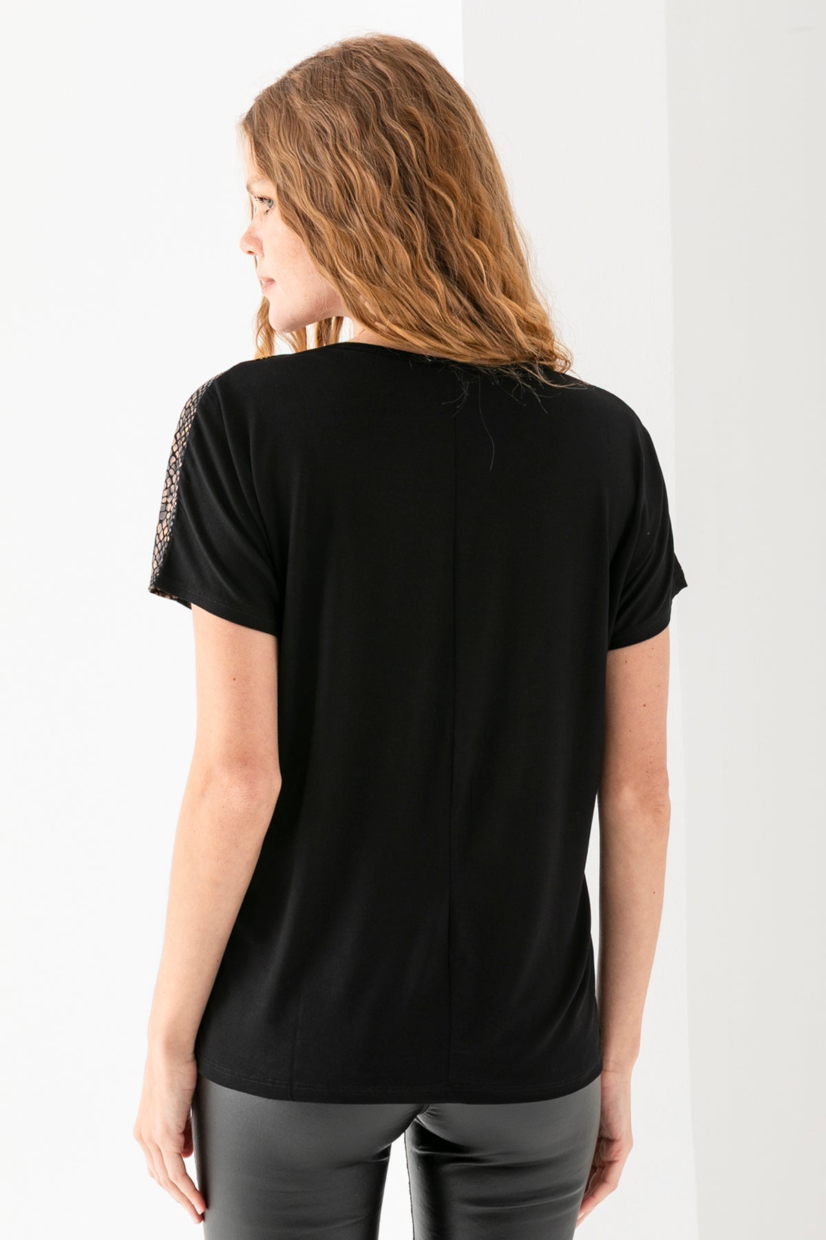 Kadın Siyah Omuzları Yılan Desen Deatylı Yakası V Metal Dettaylı Kısa Kollu Bluz