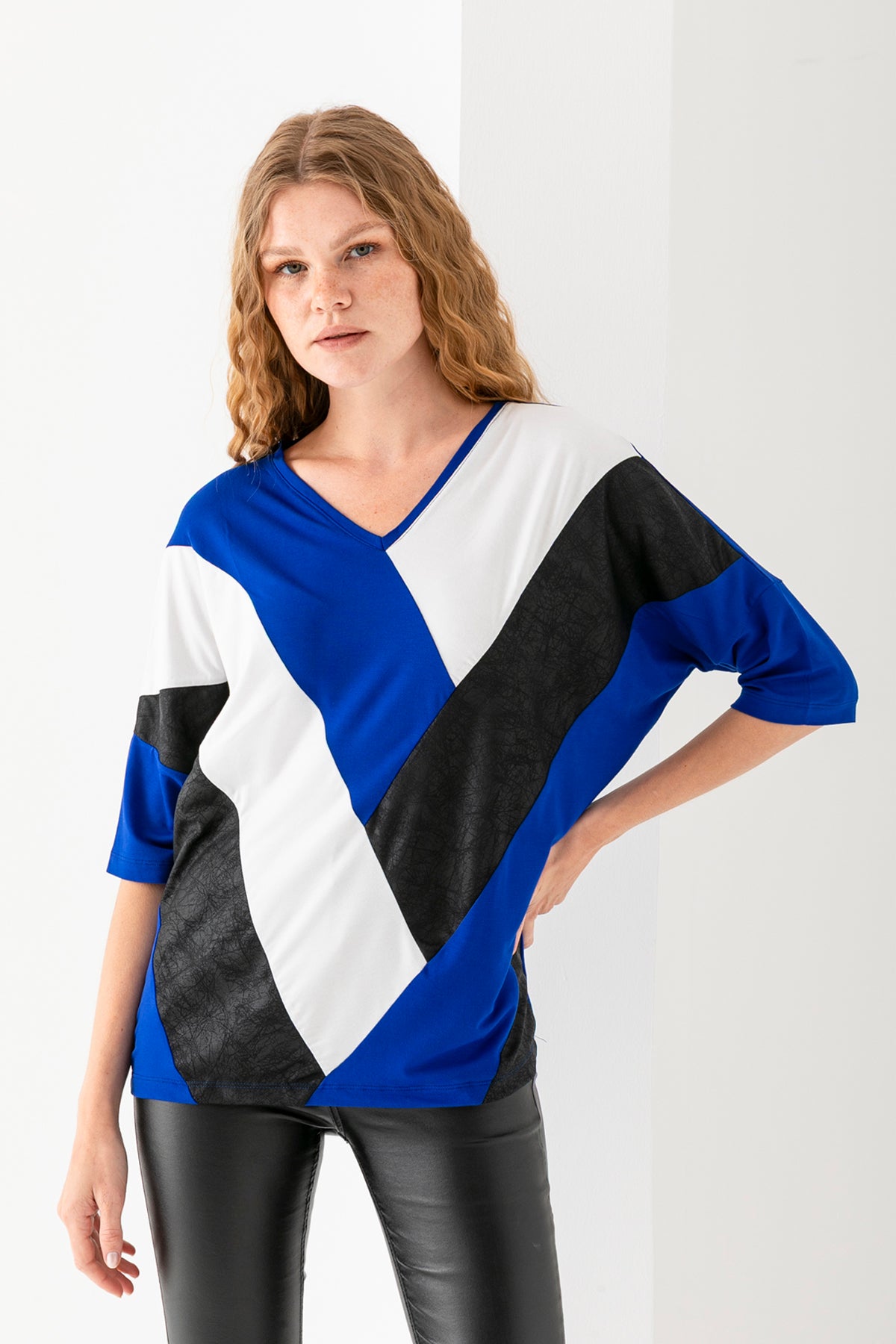 Kadın Siyah Saks Önü Blok Parça Desenli Deri Garnili Yarasa Kol Geniş Kesim Bluz