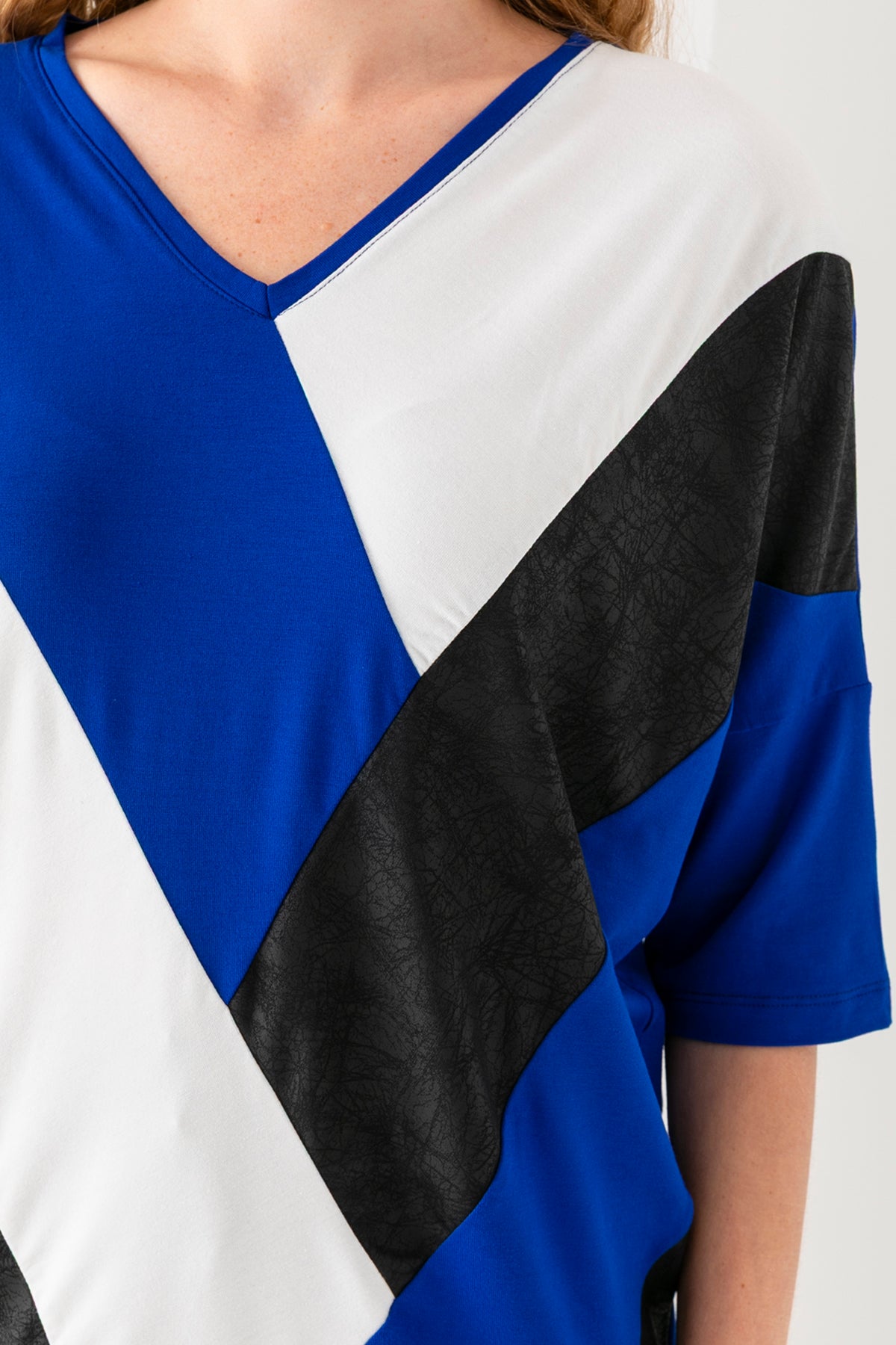 Kadın Siyah Saks Önü Blok Parça Desenli Deri Garnili Yarasa Kol Geniş Kesim Bluz