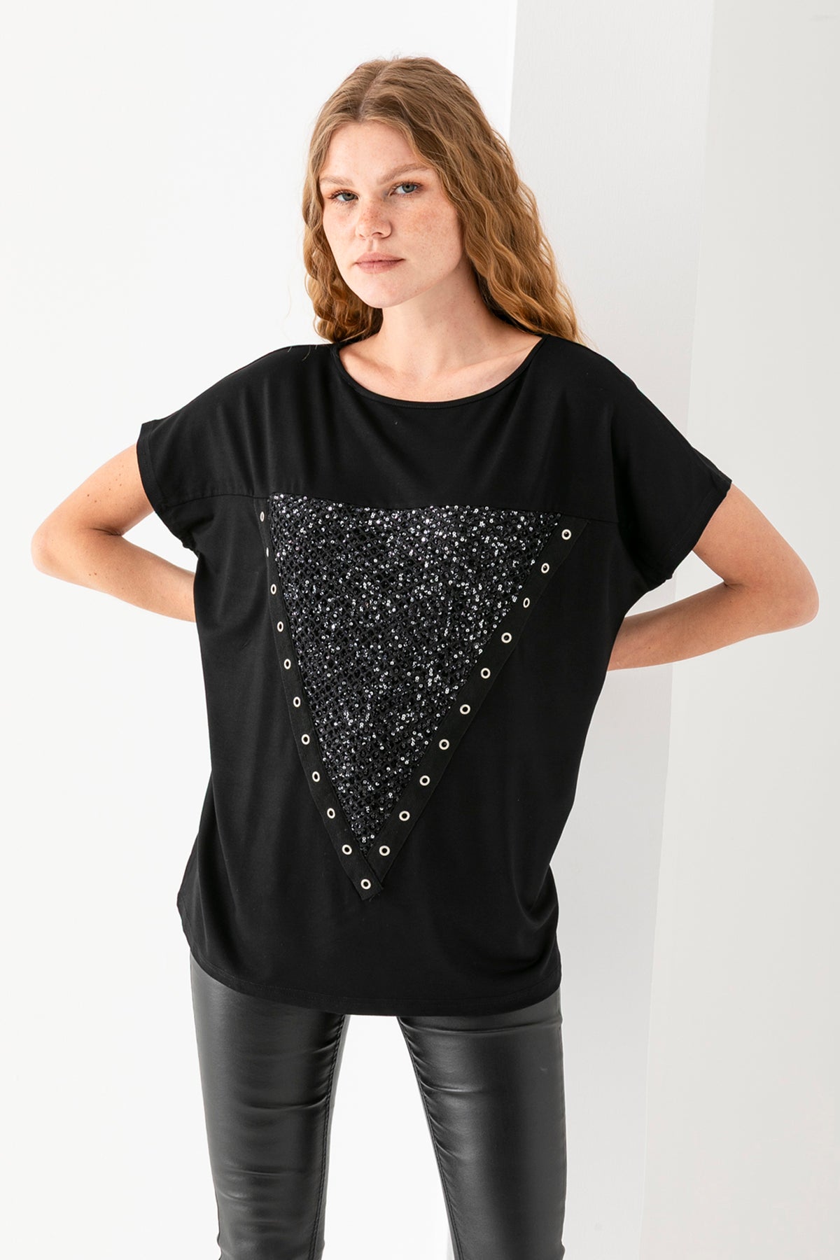 Kadın Siyah Önü Parıltı ve Kuş Gözü Detaylı Rahat Kesim Bluz